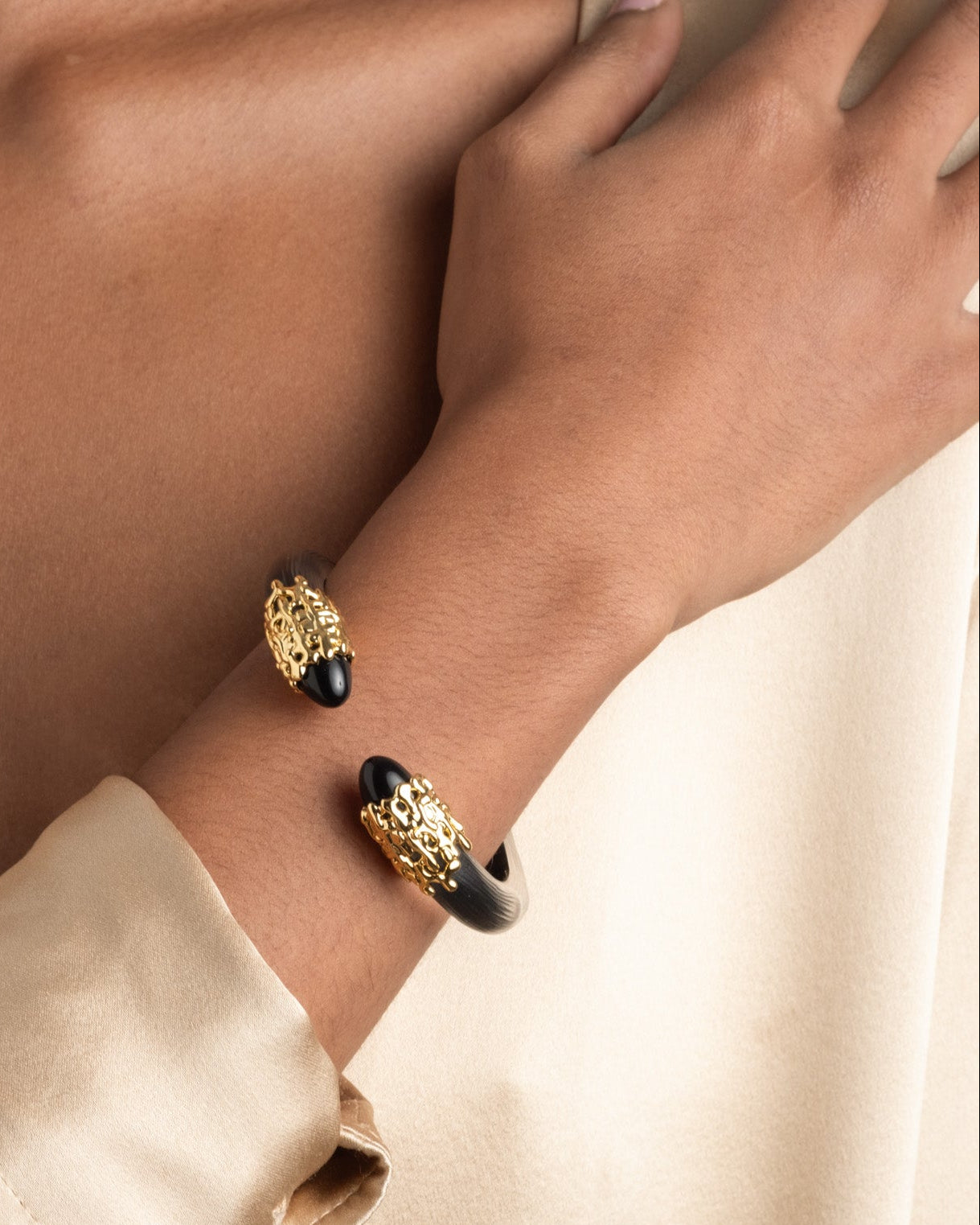 Lucite Brutalist Black Obsidian Hinge Bracelet- Black - Photo 2