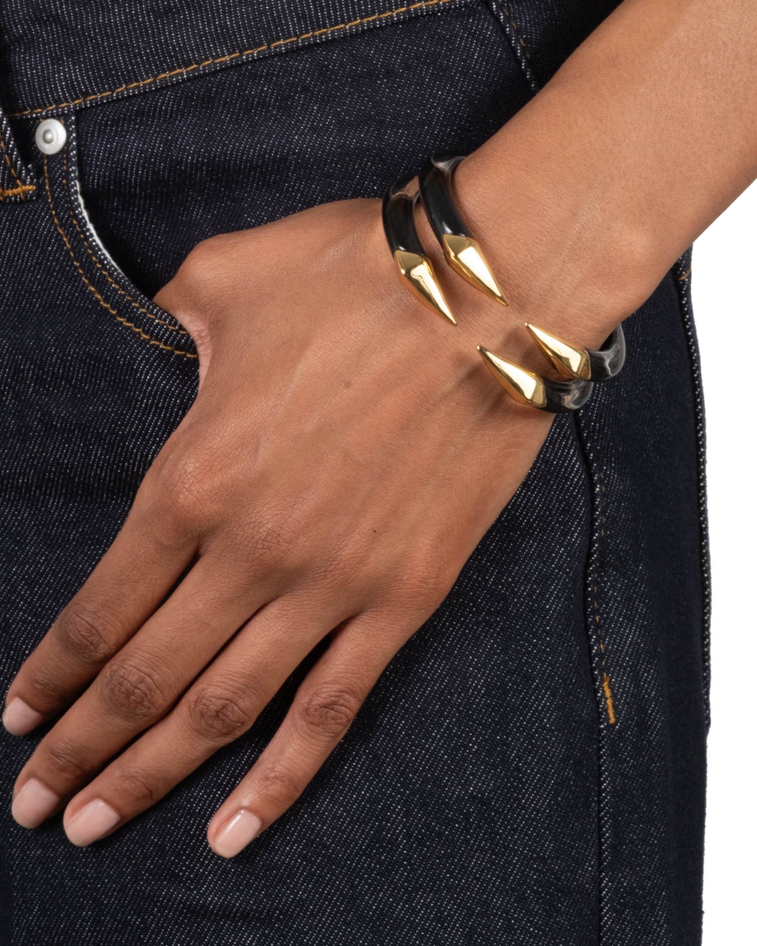 アレクシス　ビター　ブレス Black Mirrored Pyramid Lucite Brake Hinge Bracelet | Alexis