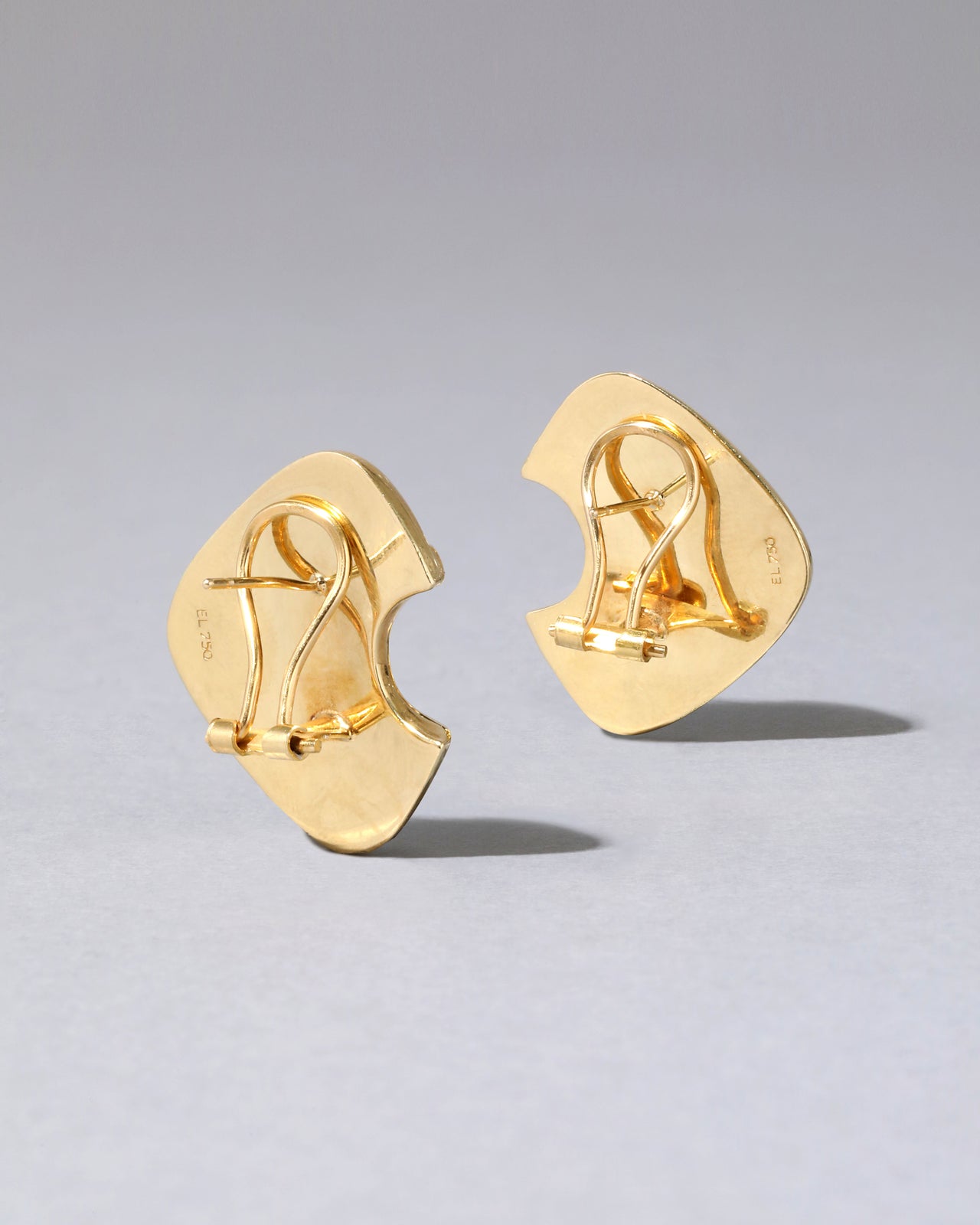 Vintage 1980s 18k Gold Sculptural Omega Post Earring - Photo 2