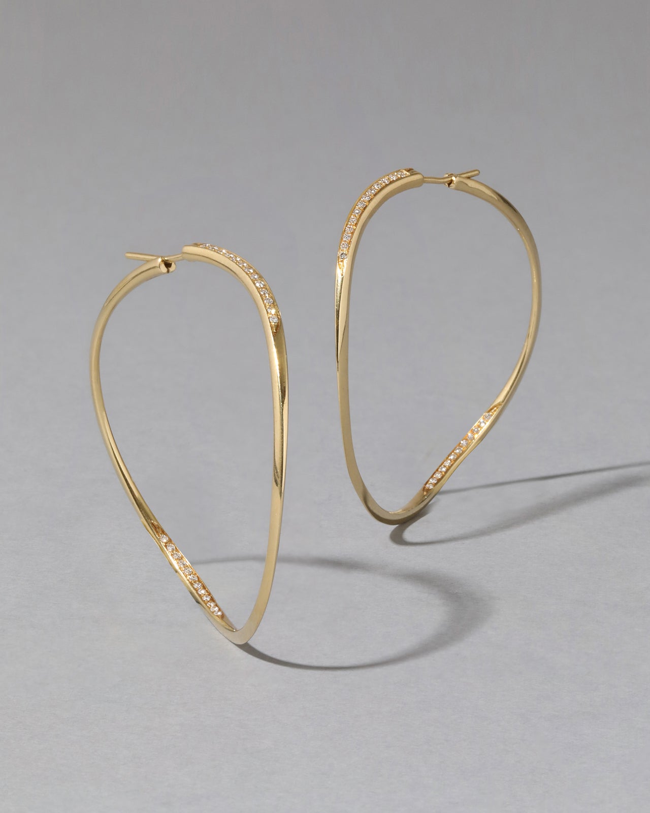 Vintage 18k Gold & Diamond Wave Hoop Earring - Photo 2