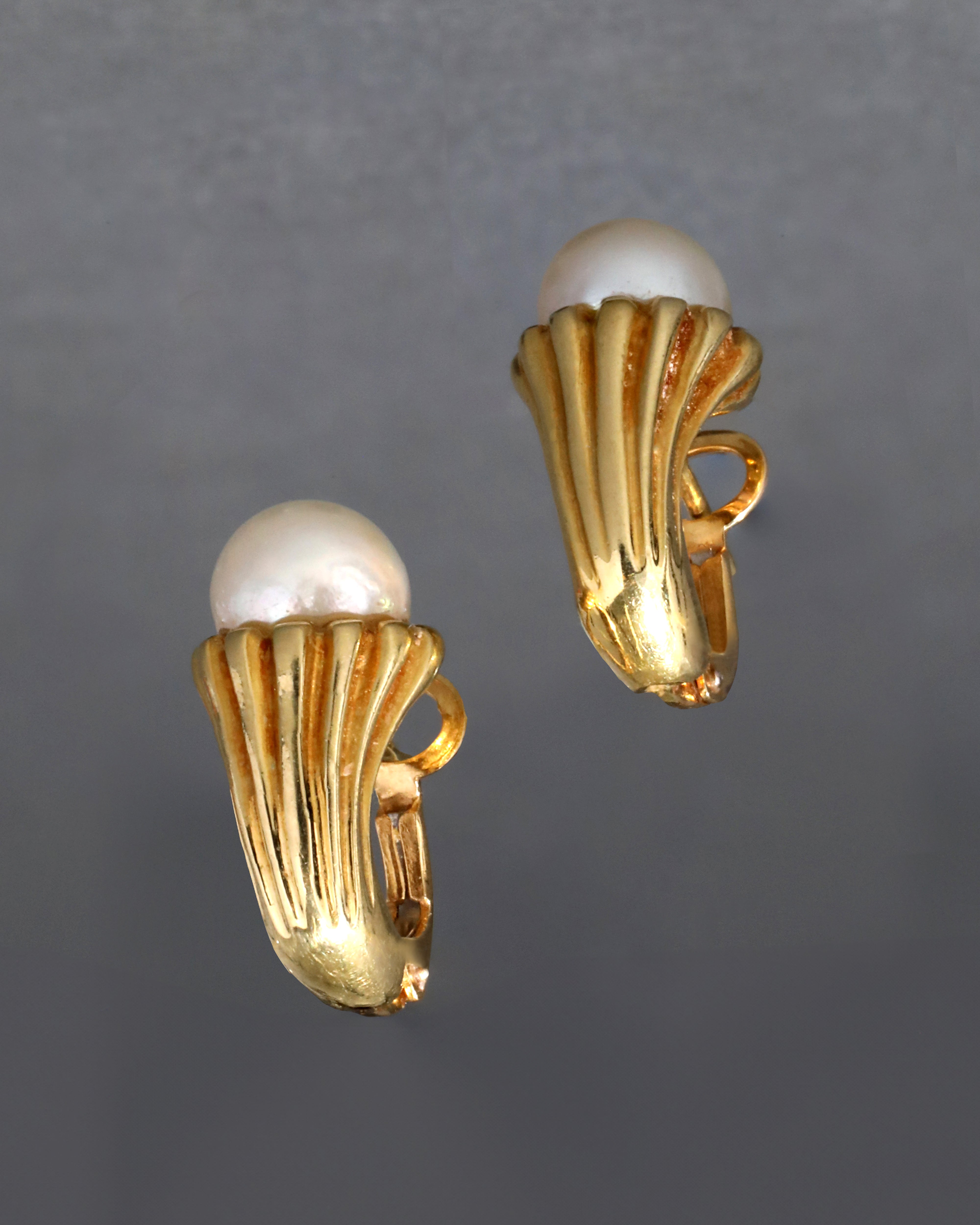 Vintage 18k Gold Cultured Pearl Ribbed Earring with French Clip