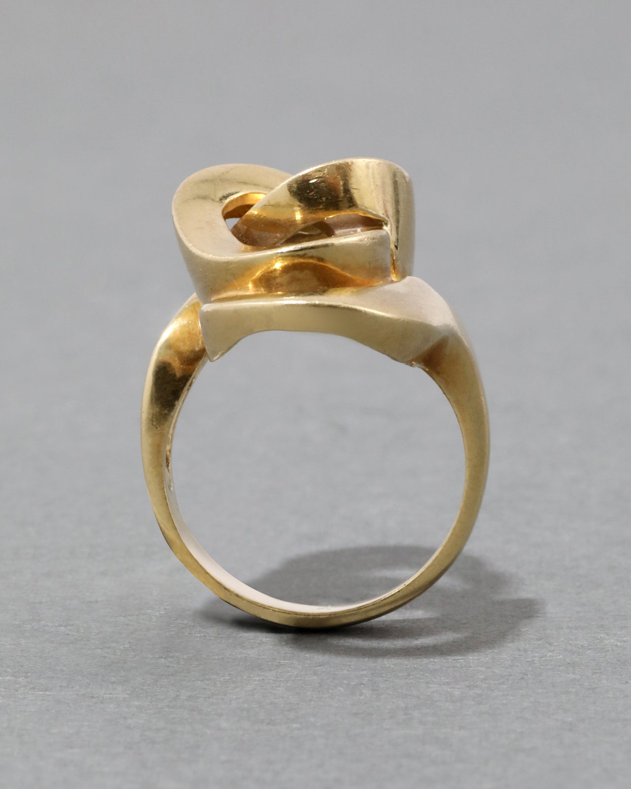 Vintage 1960s 18k Gold Sculptural Ring - Photo 2