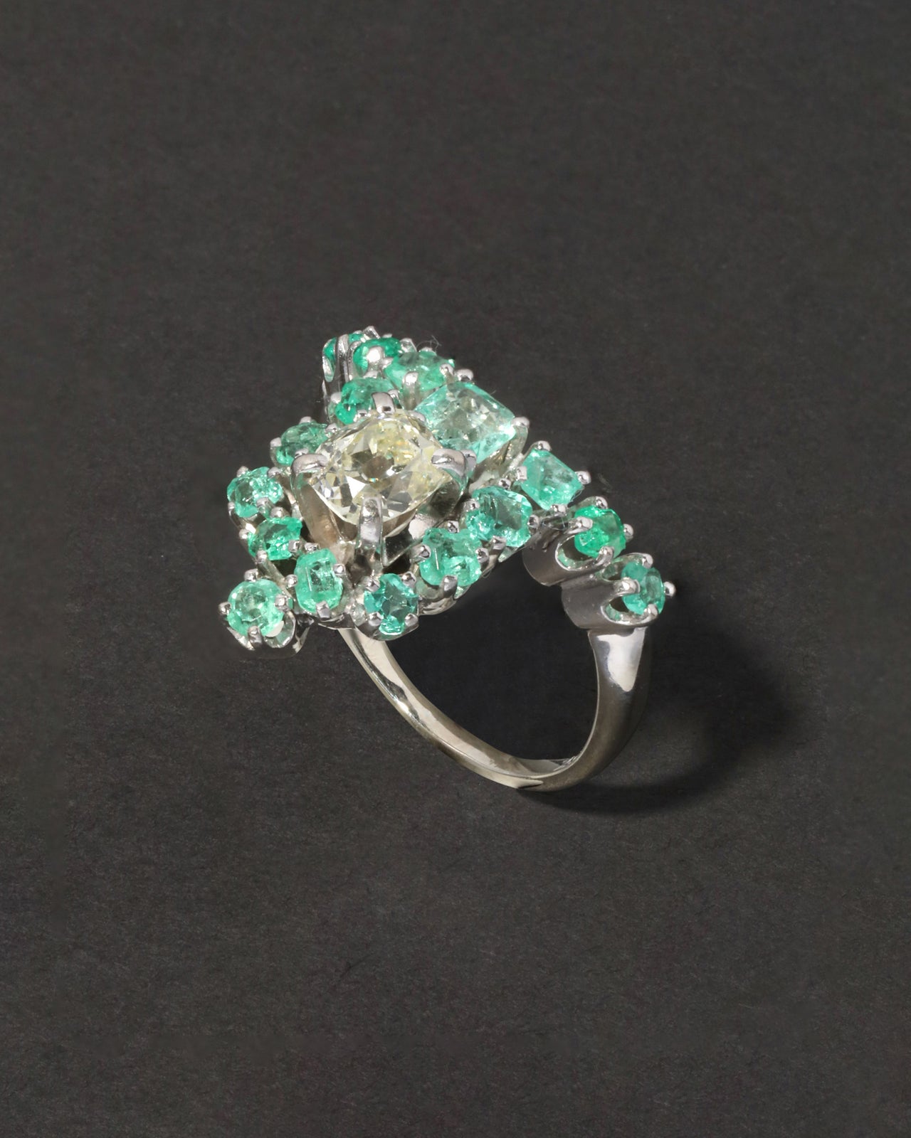 Vintage Art Deco Emerald and Diamond Ring in 18k White Gold - Photo 2