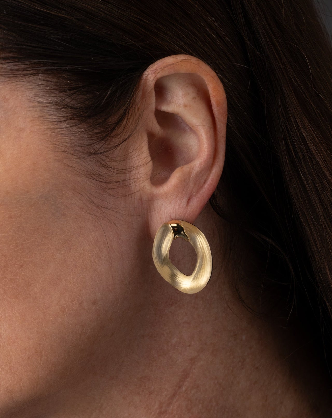 Lucite Molten Curb Link Post Earring- Gold - Photo 2