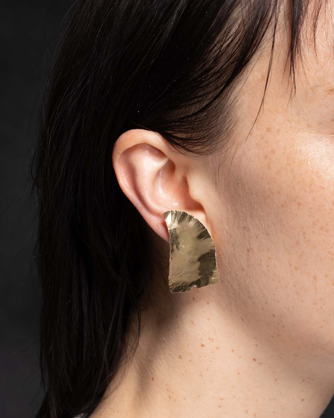 Vintage 18k Gold Hammered Organic Leaf Clip Earring - Photo 2