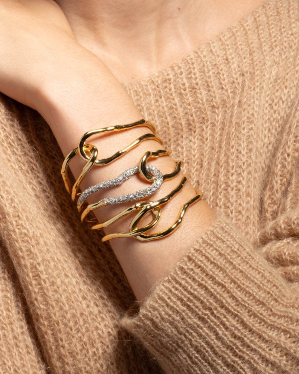 Solanales Large Twisted Cuff Bracelet - Gold - Photo 2