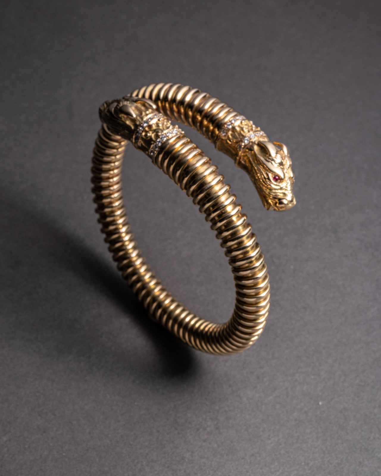 Vintage 1960s 18k Gold Double Headed Lioness Bracelet - Photo 2