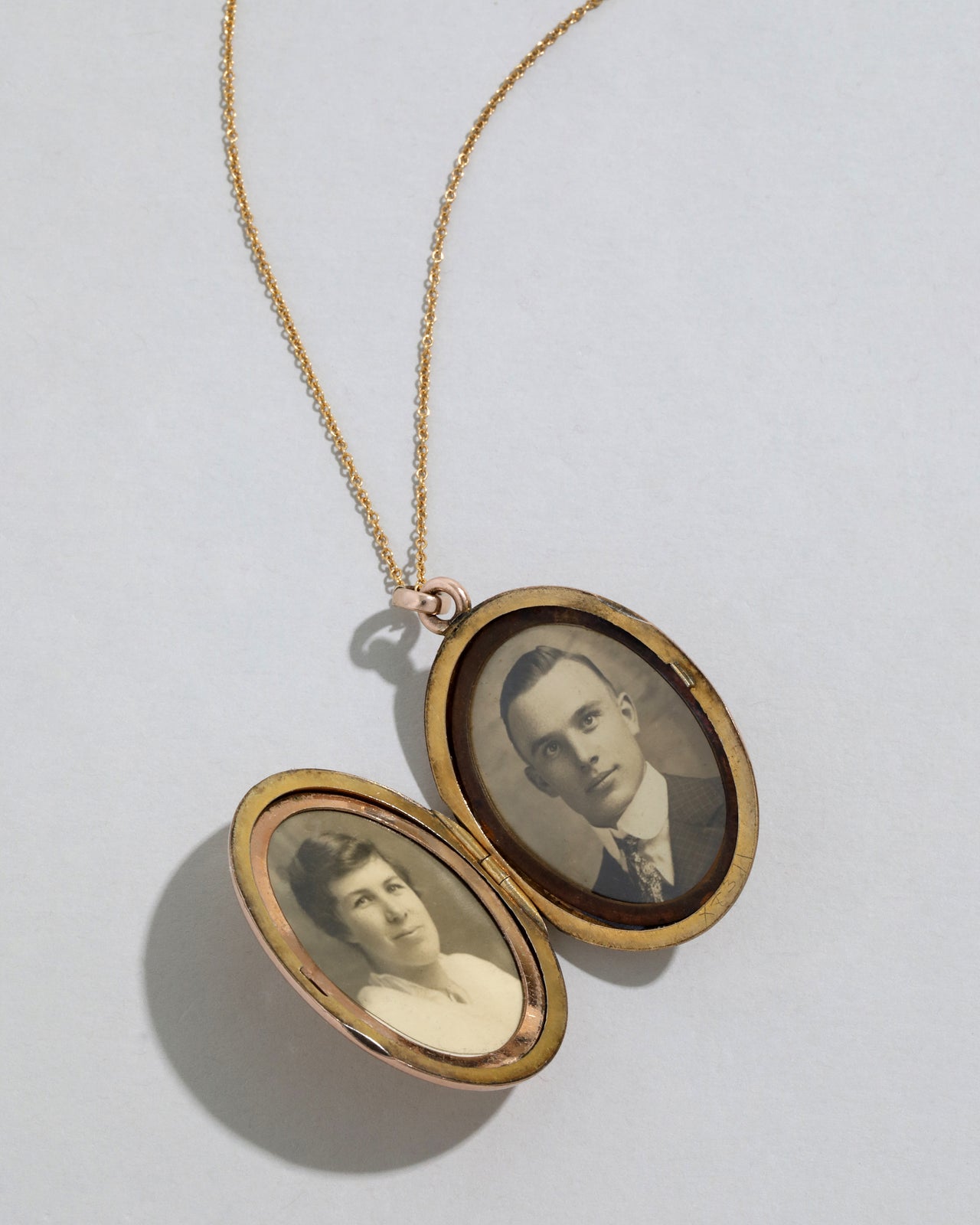 Antique 1800s 14k Gold Fill Etched Oval Locket Necklace - Photo 2
