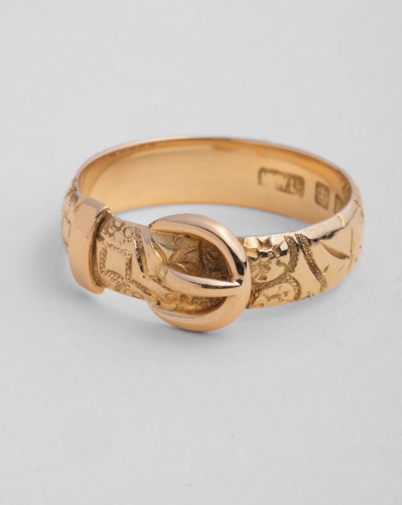 Victorian 1880s 18k Gold Buckle Band Ring - Photo 2