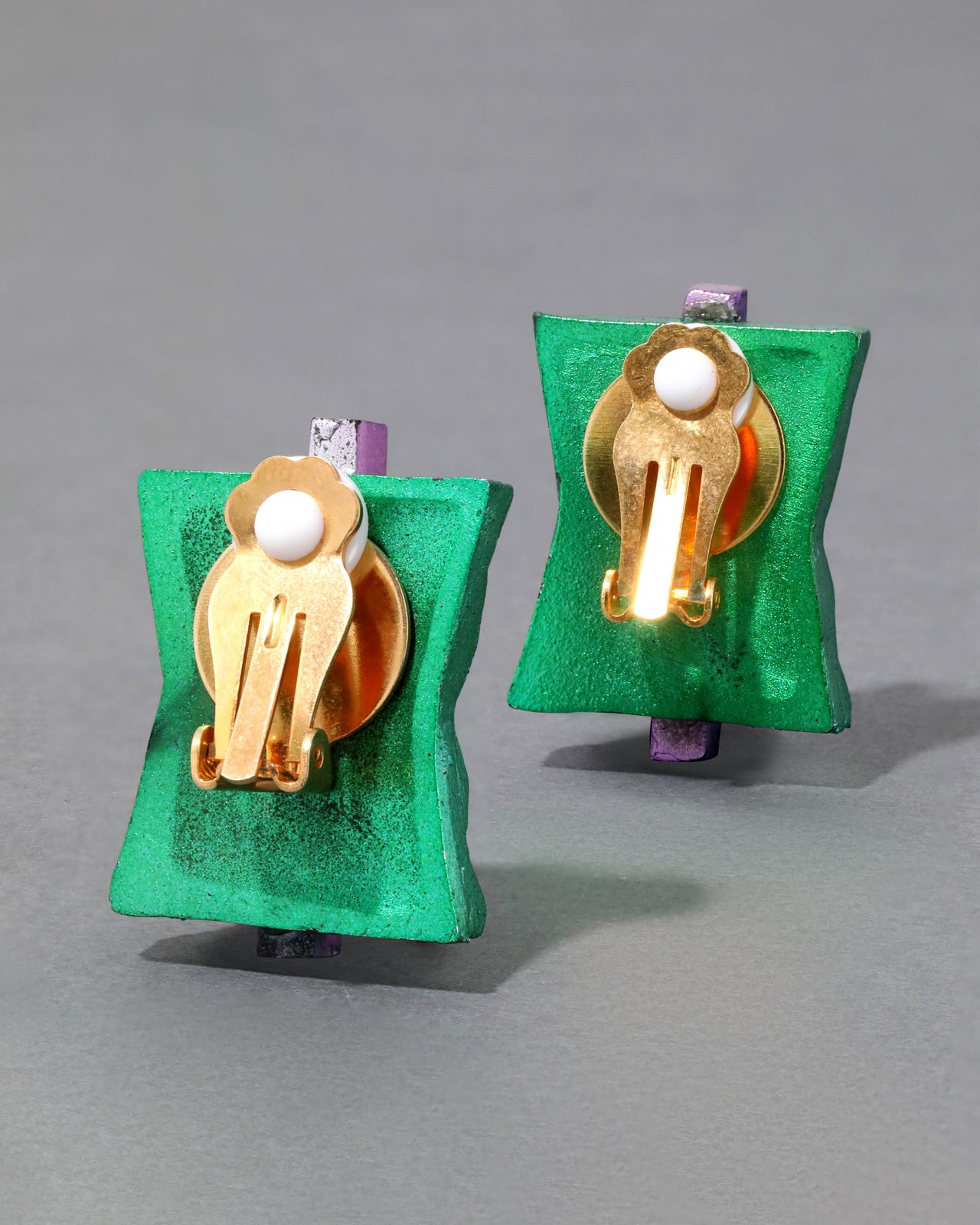 Vintage 1980s Handmade Metallic Green Wood Memphis Clip Earrings - Photo 2