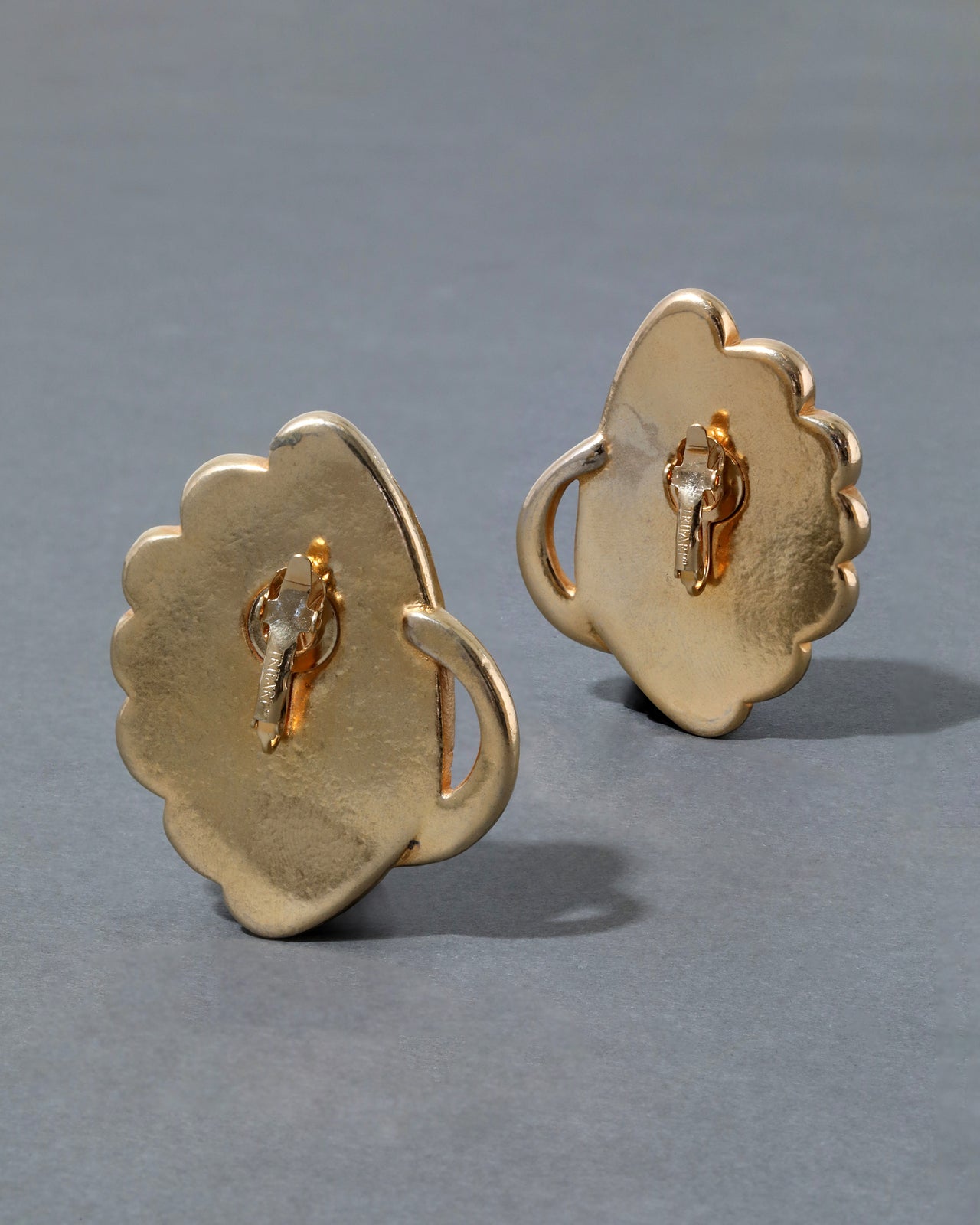 Vintage 1980s Trifari 14k Electroform Fan Clip Earrings - Photo 2