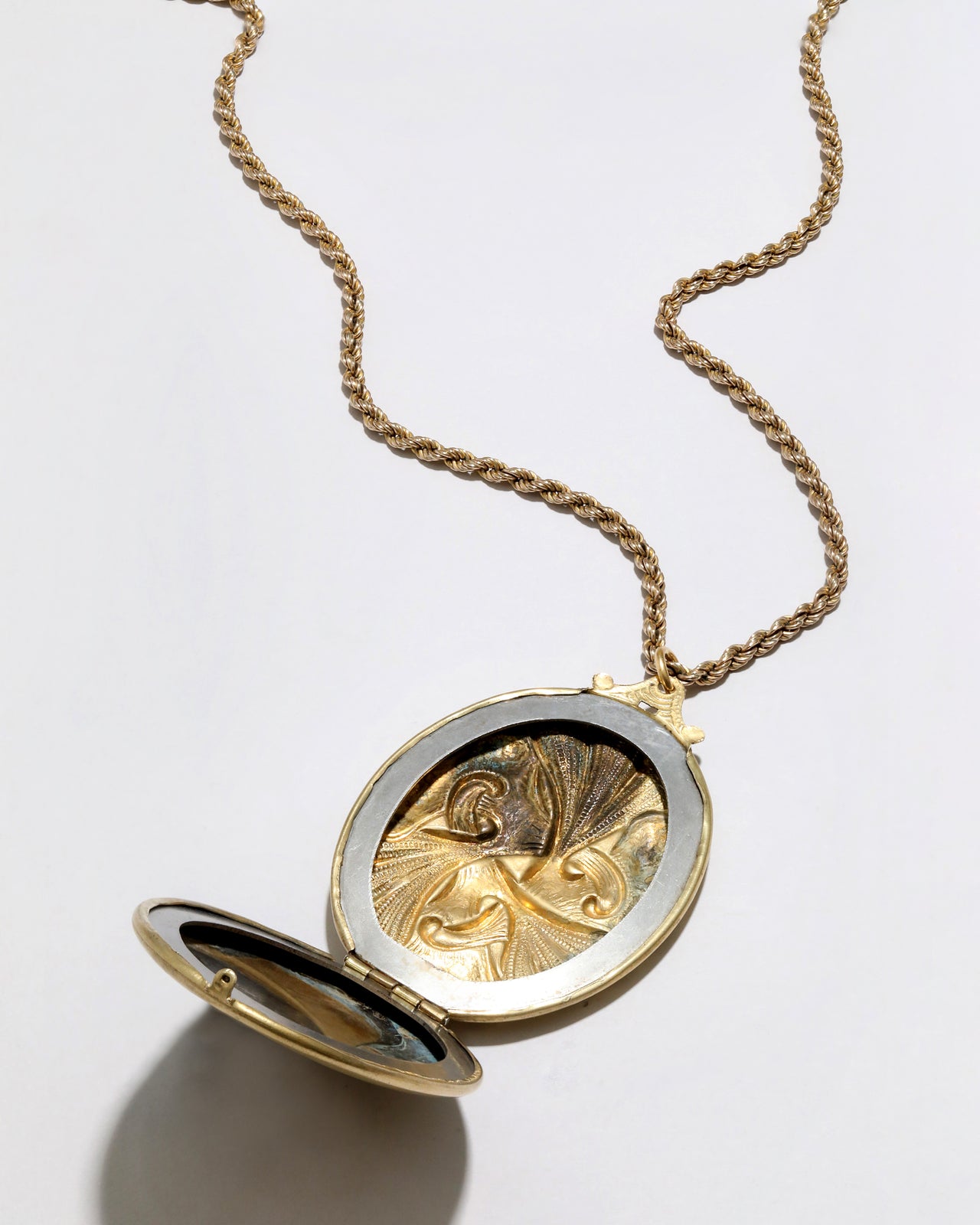 Antique 1920s Gold Filled Locket Necklace on Gold Filled Rope Chain - Photo 2