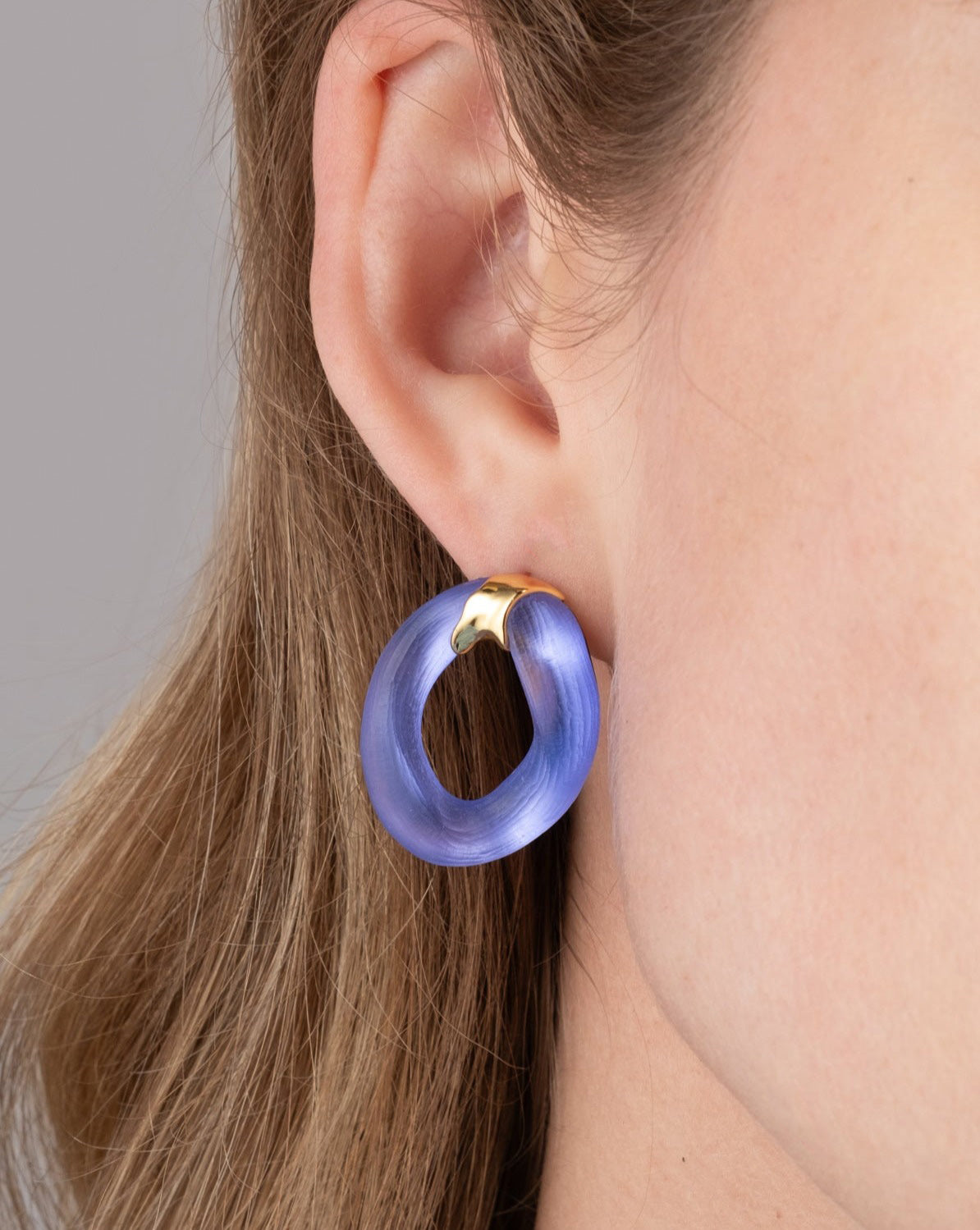 Lucite Molten Curb Link Post Earring- Electric Violet - Photo 2