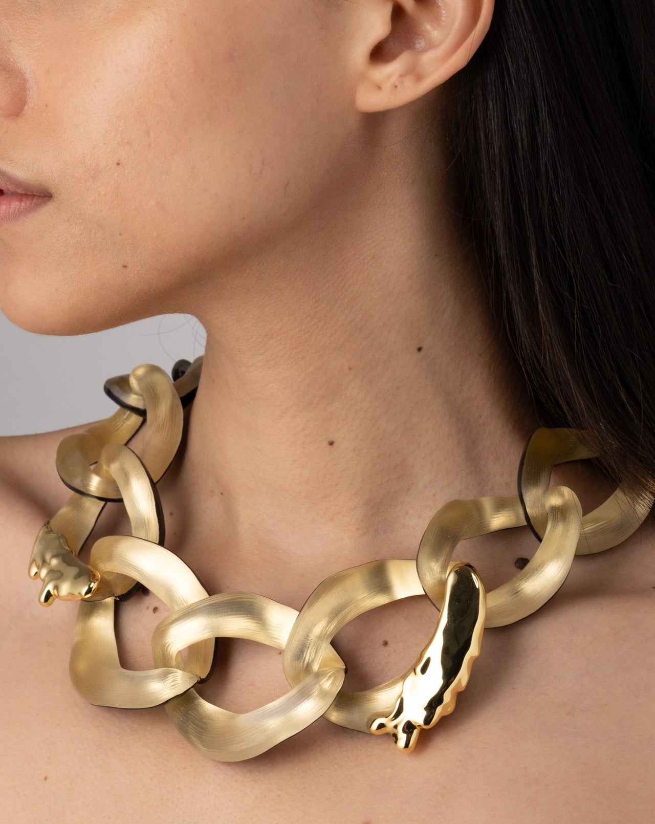 Lucite Molten X Large Link Necklace - Gold - Photo 2