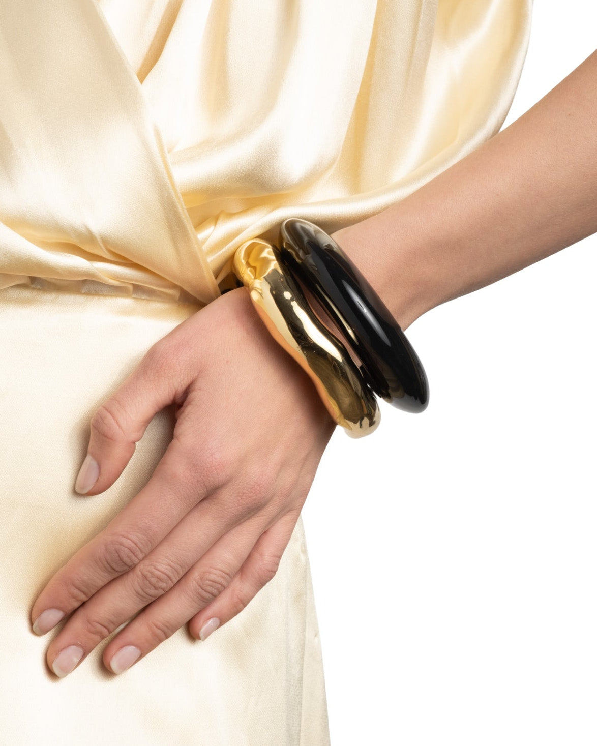 Lucite Saucer Bangle Bracelet- Onyx - Photo 2