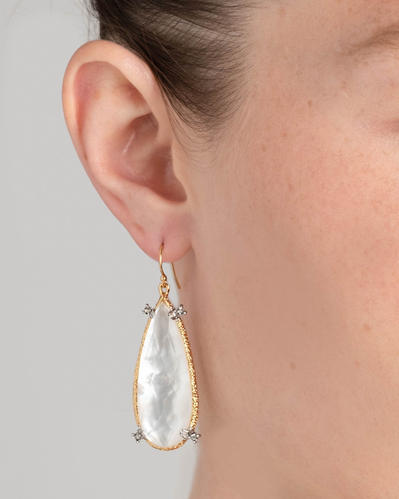 Muse D'Or White Mother of Pearl Teardrop Earring - Photo 2