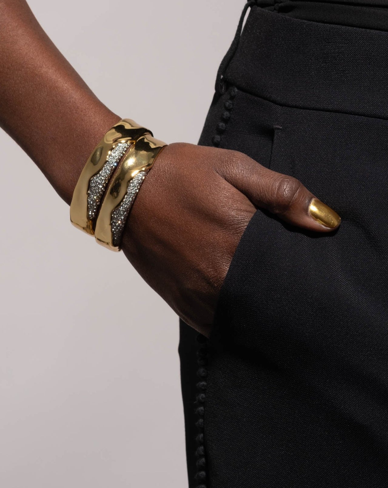 Solanales Gold Crystal Cuff Bracelet - Photo 2