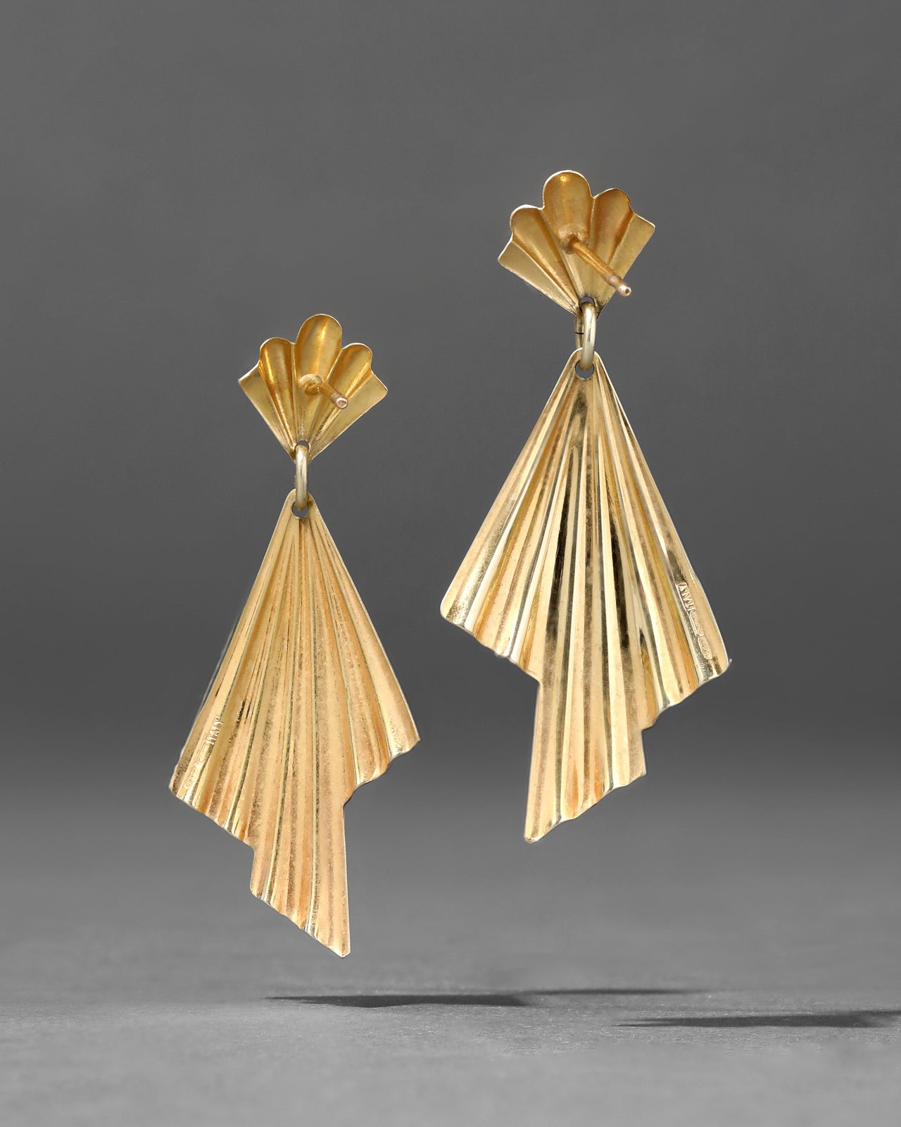 Vintage 1980s 14k Gold Pleated Fan Earring - Photo 2