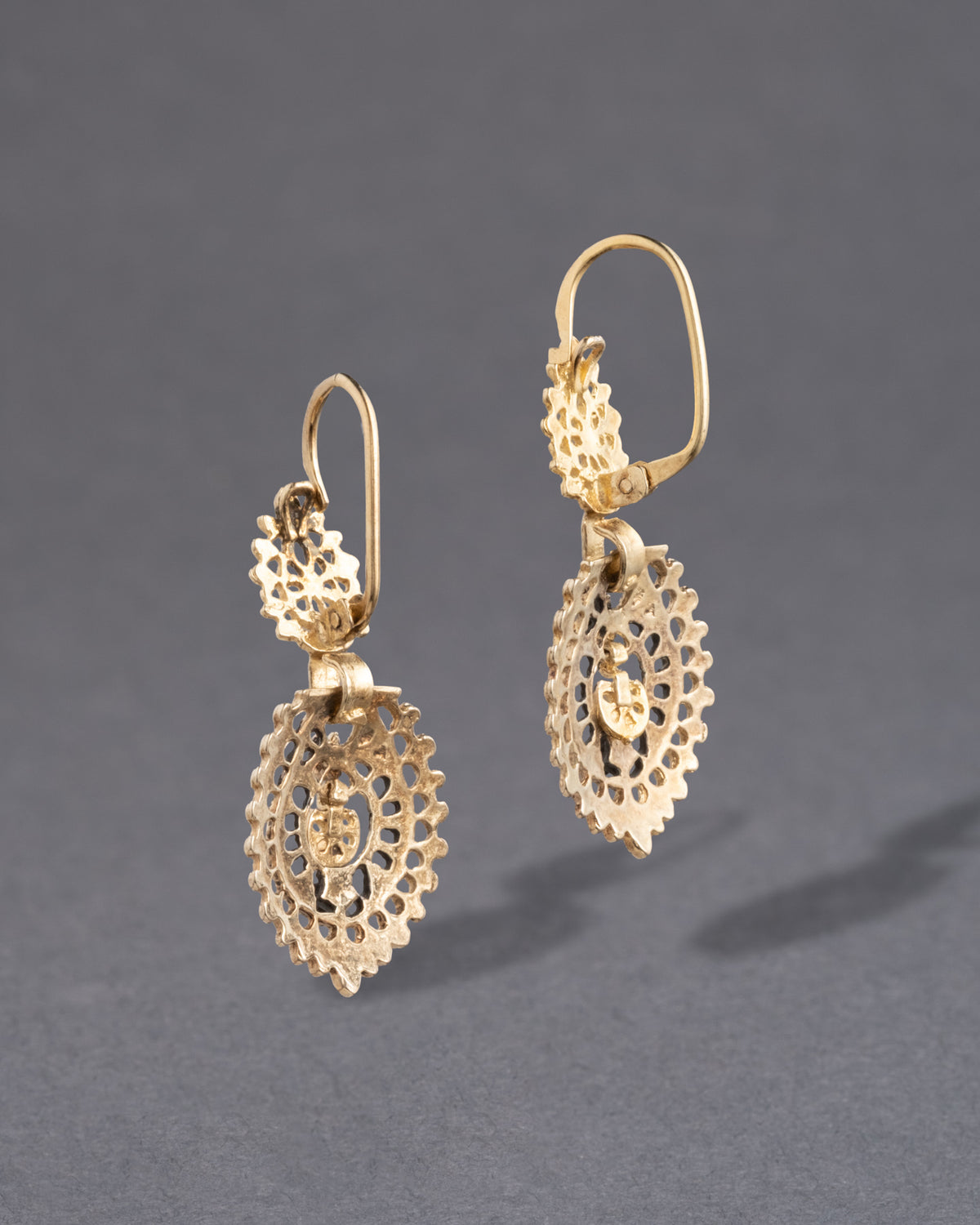 Vintage 1970s 18k Gold & Gunmetal Handmade Filigree Earring - Photo 2