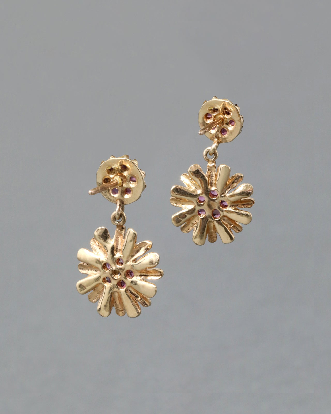 Vintage 1960s 14k Gold & Rhodolite Hand Etched Flower Post Earring - Photo 2