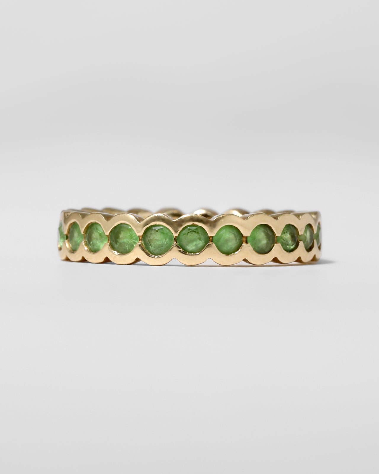 Vintage 1980s 14k Gold with Scallop Framed Peridot Eternity Band Ring - Photo 2