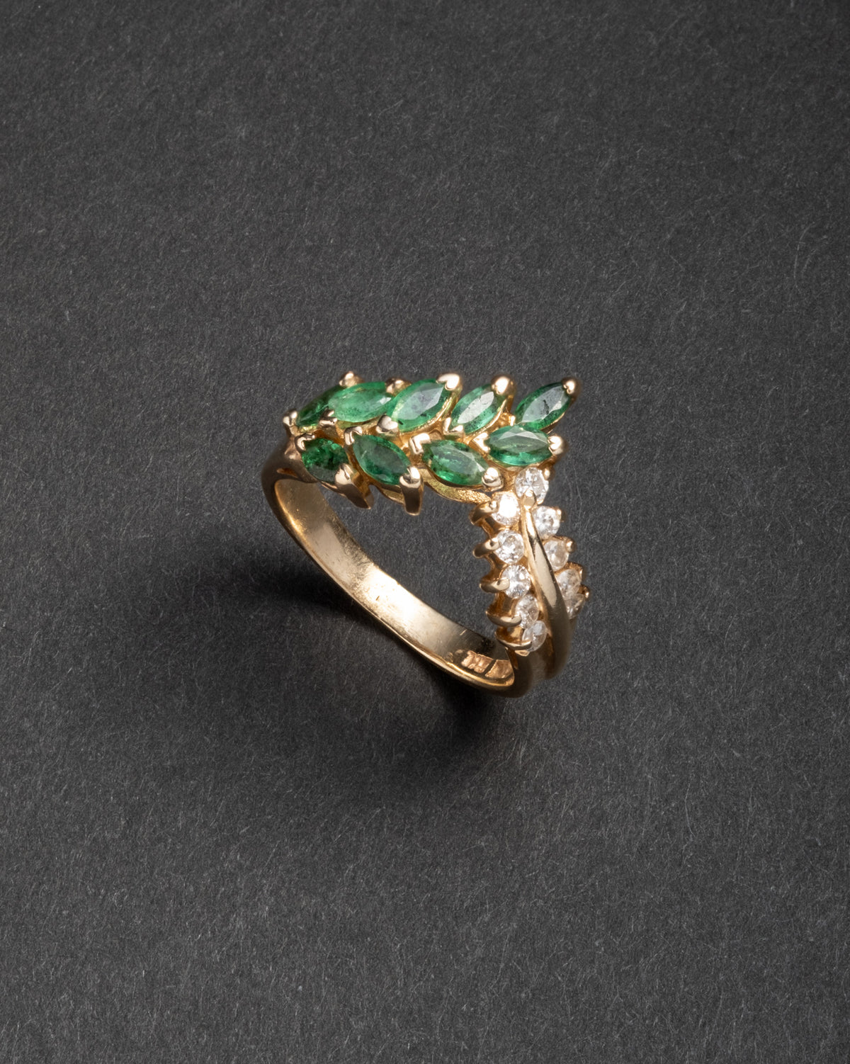Vintage 1980s 14k Gold Emerald & Natural Diamond Ring - Photo 2