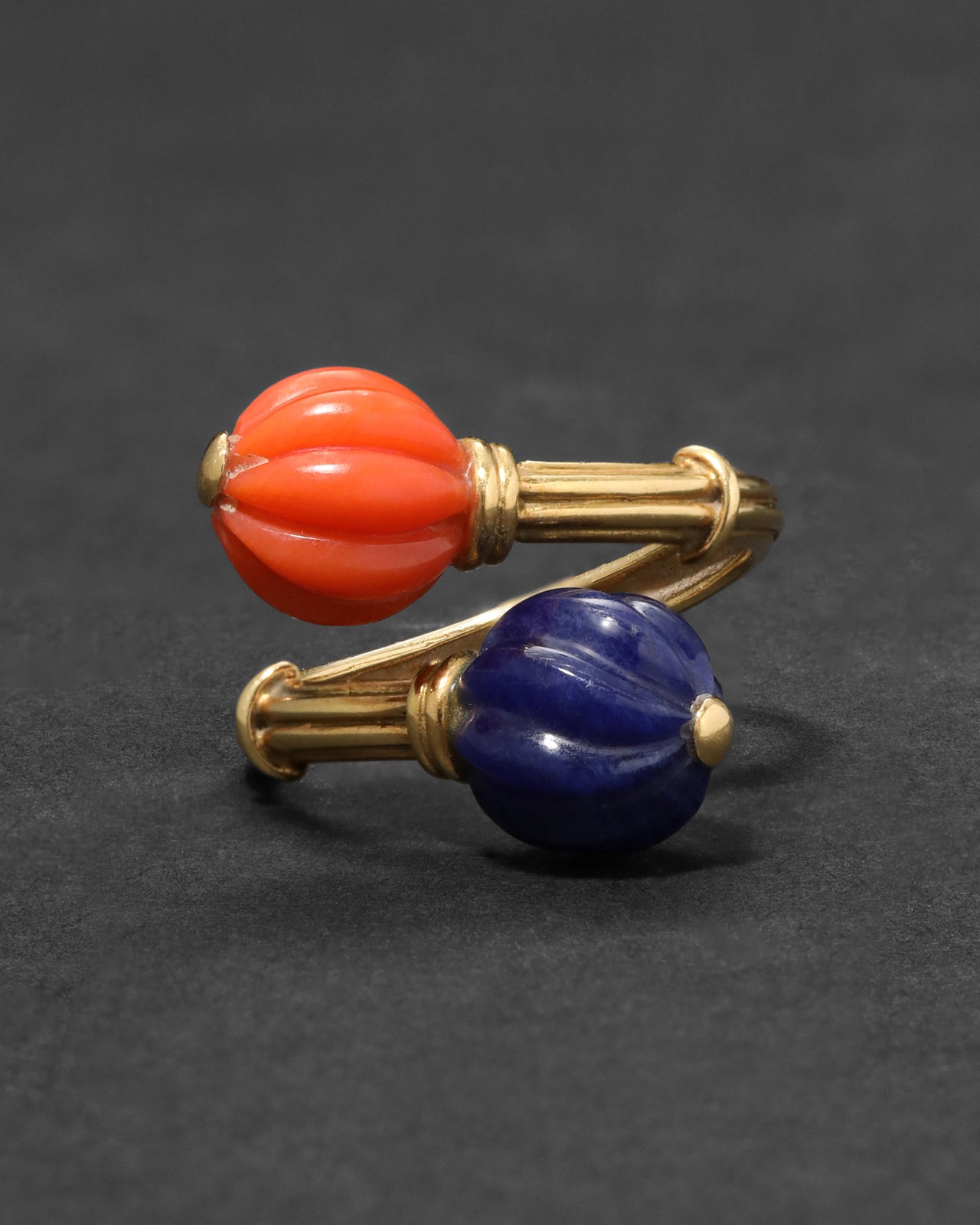 Vintage 1940s 18k Gold Spitzen & Furman Coral & Lapis Bypass Ring - Photo 2