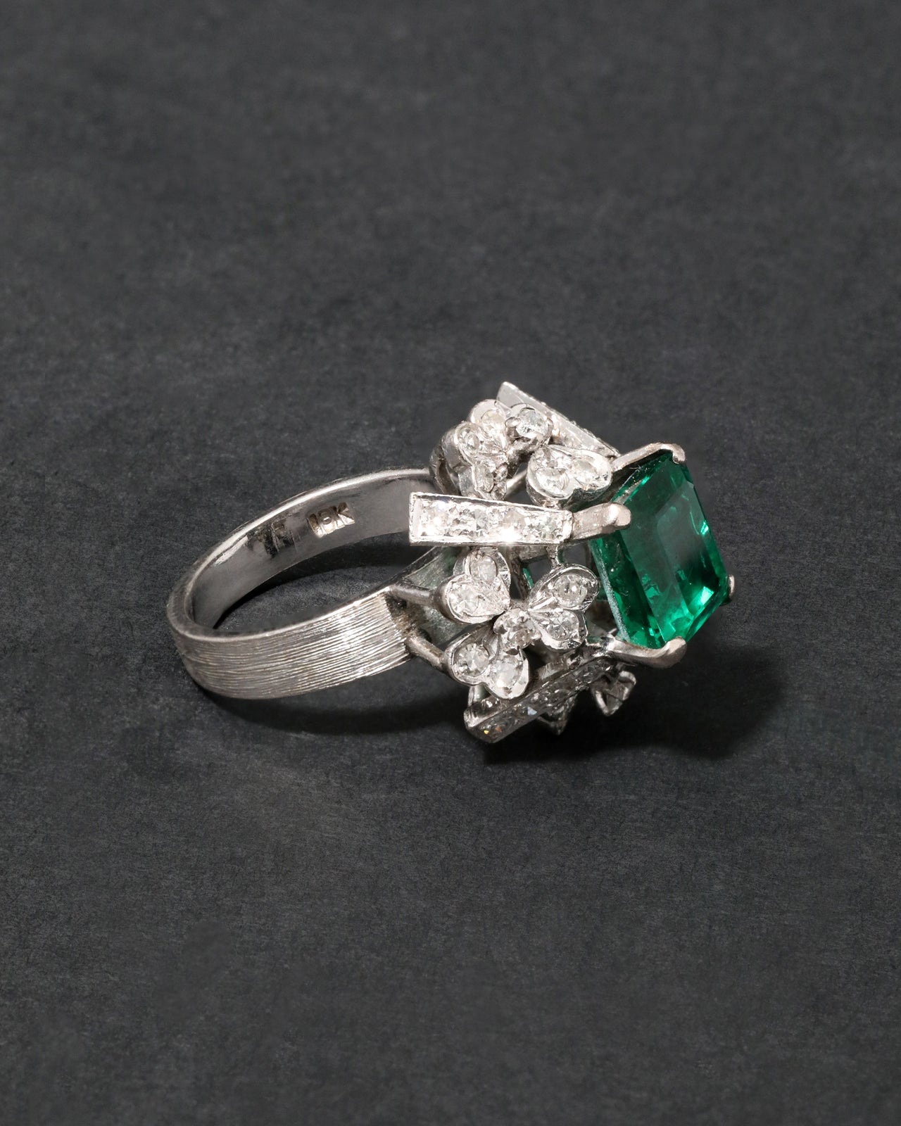 Vintage 1970s 18k White Gold Diamond & Emerald Ring - Photo 2
