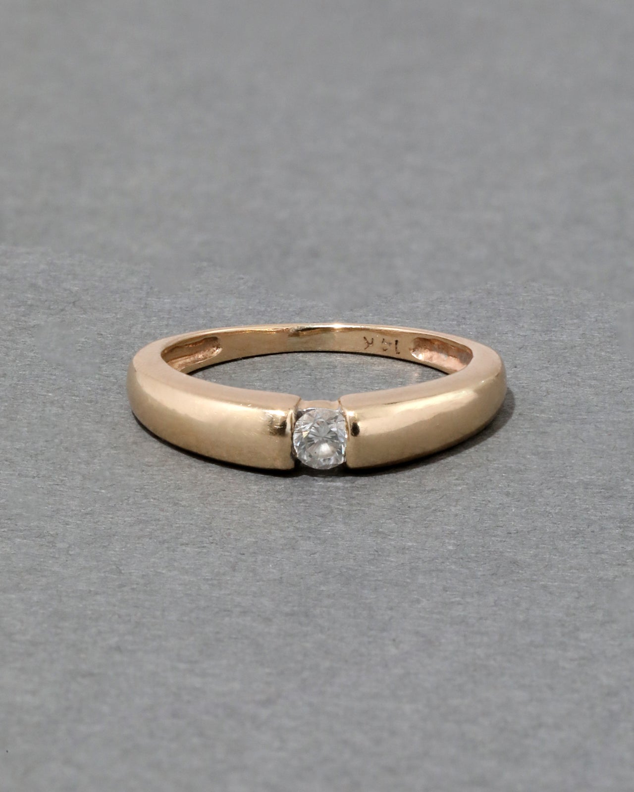 Vintage 1980s 14k Gold & 0.15 Carat Diamond Ring - Photo 2