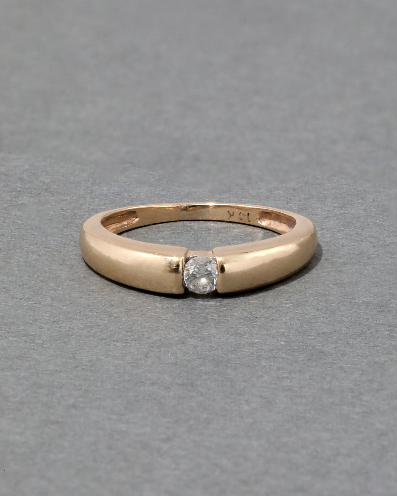 Vintage 1980s 14k Gold & 0.15 Carat Diamond Ring - Photo 2