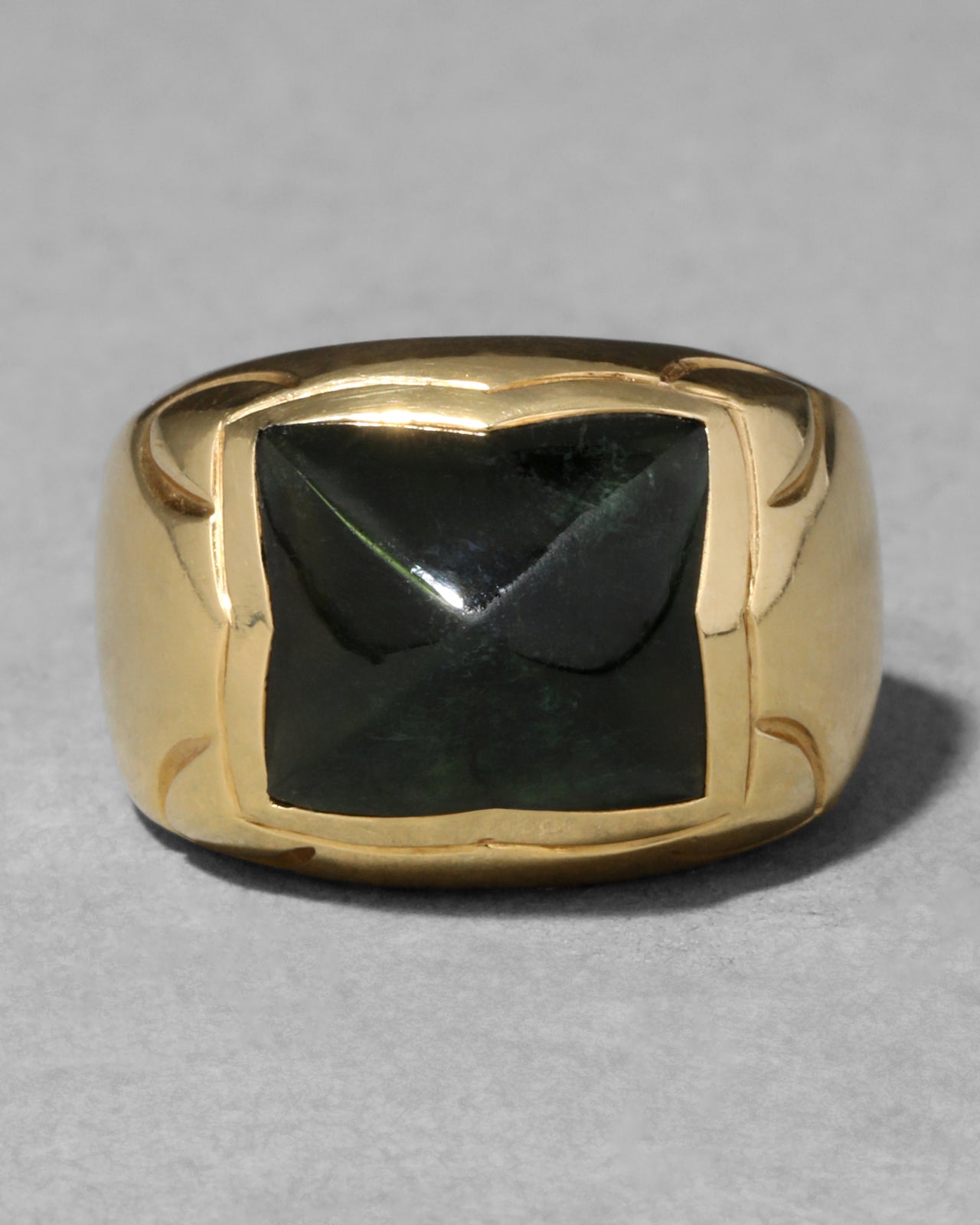 Vintage 1940s 18k Gold & Pyramid Cut Green Tourmaline Band Ring - Photo 2