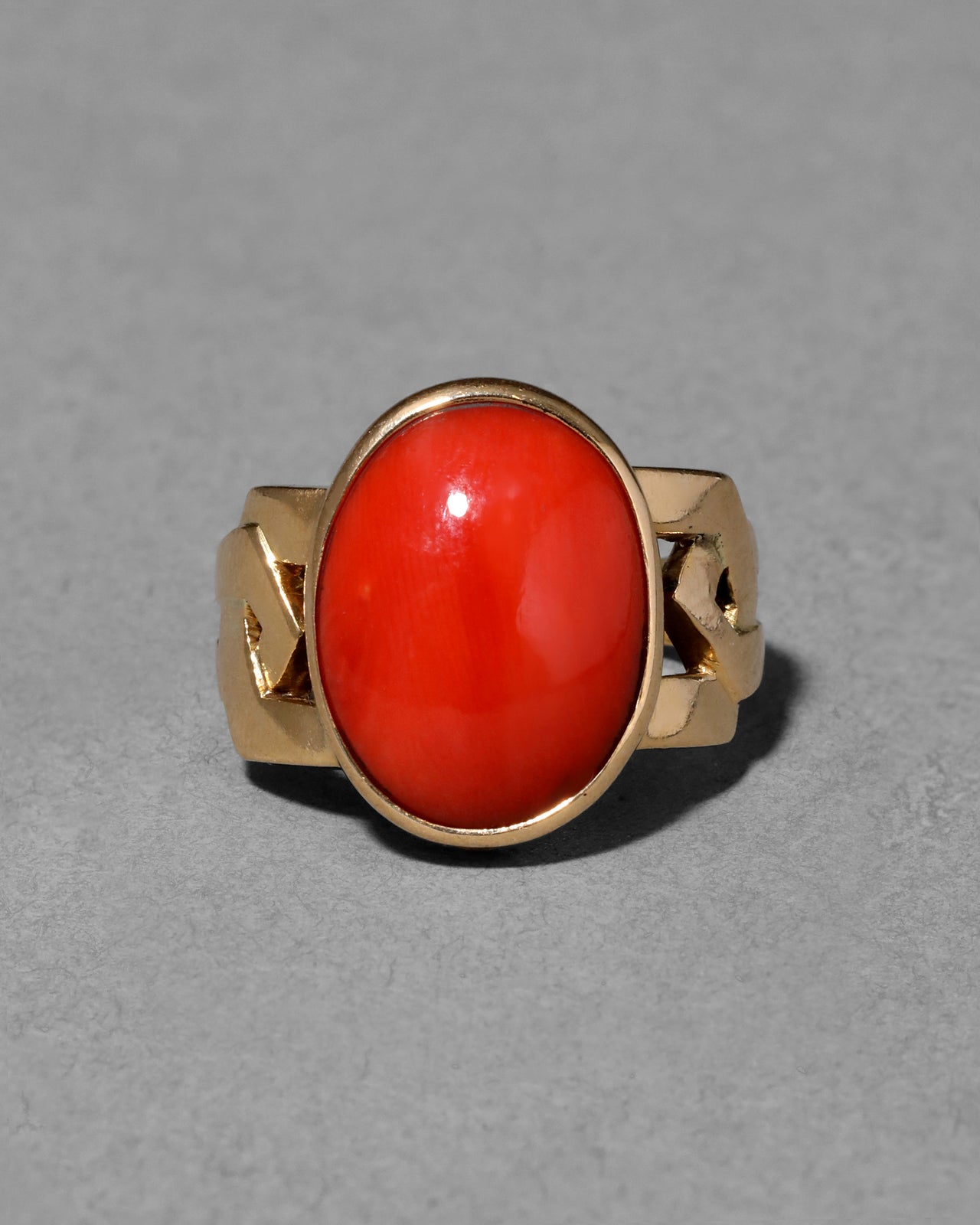 Antique Edwardian 1910s 18k Gold & Coral Modern Design Shank Ring - Photo 2