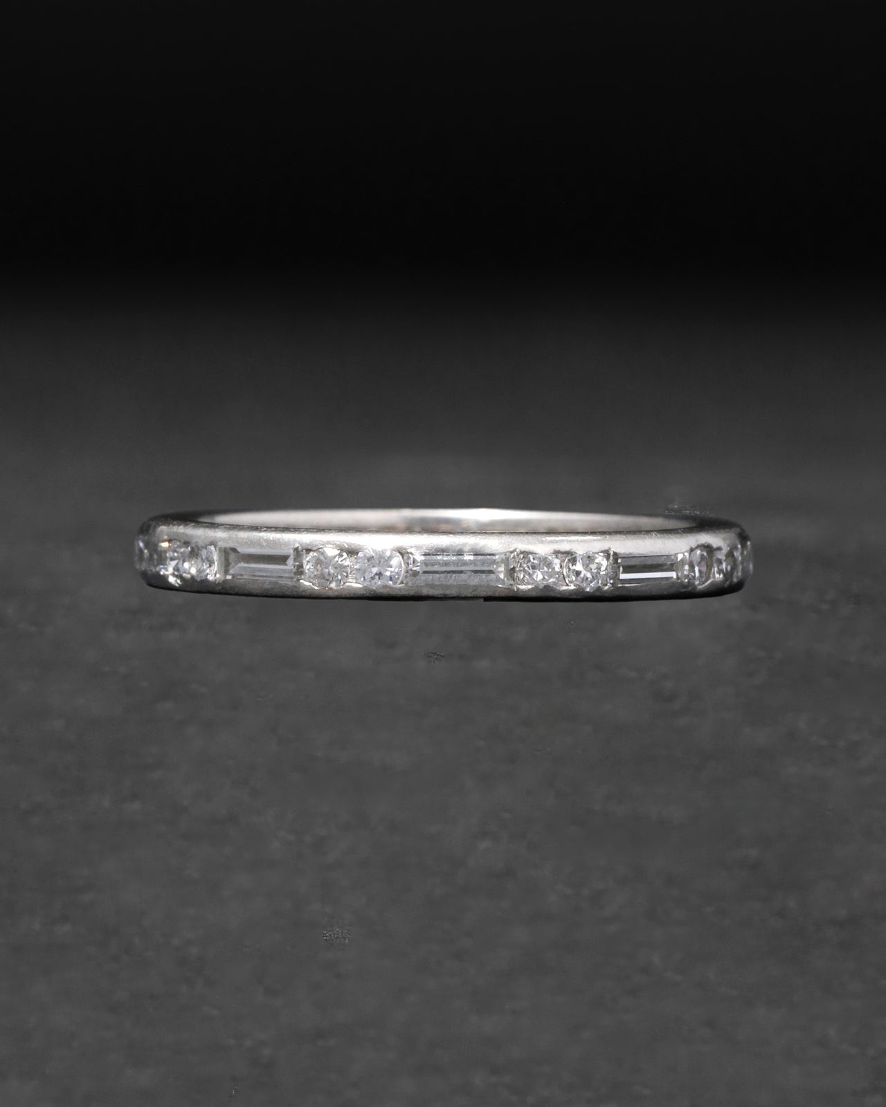 Antique 1910s Platinum & Diamond Band Ring - Photo 2