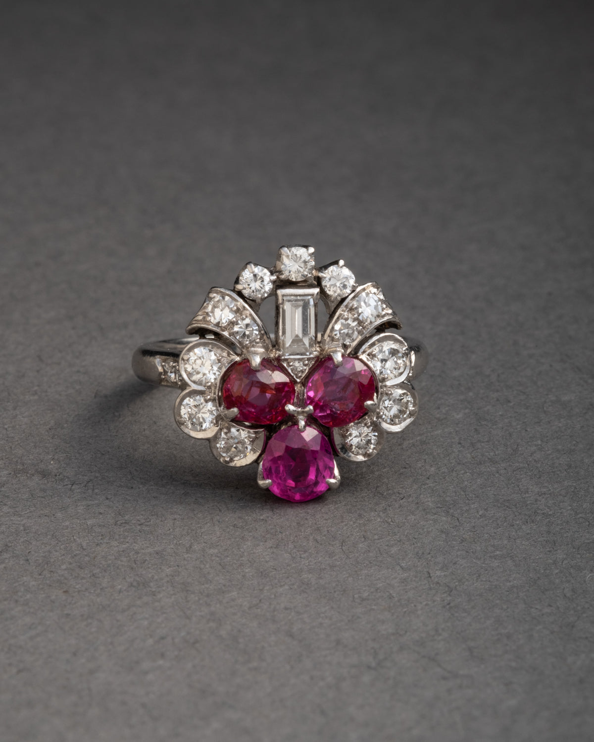 Vintage 1930s Platinum Burmese Rubies & Diamond Ring - Photo 2