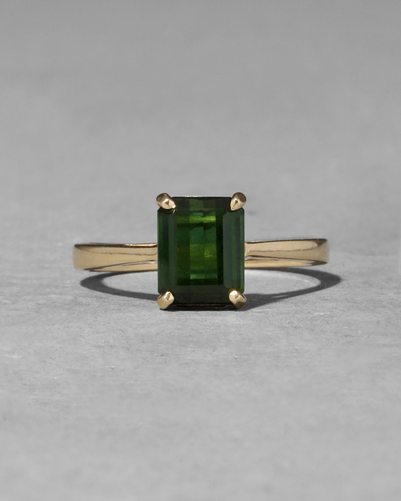 Vintage 1980s 14k Gold & Emerald Cut Green Tourmaline Ring - Photo 2