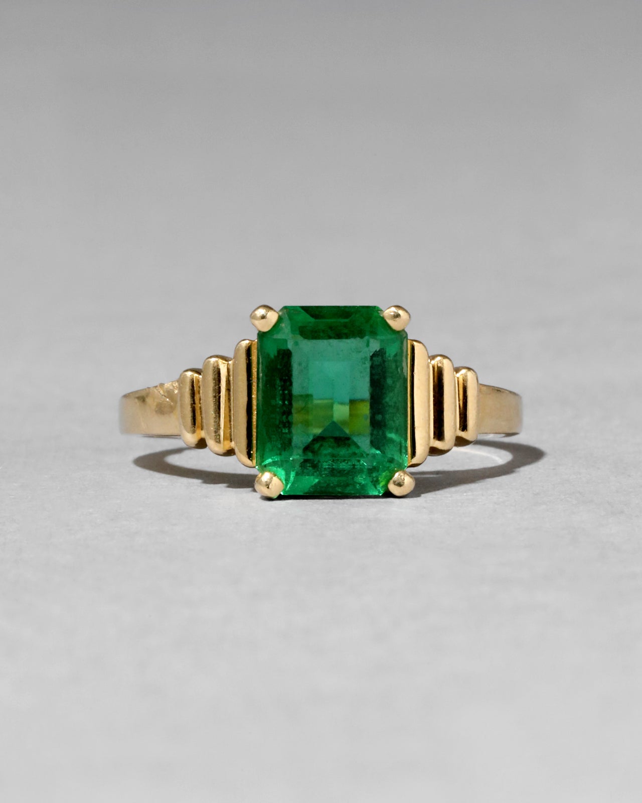 Vintage 1980s 14k Gold & Emerald Retro Deco Design Ring - Photo 2