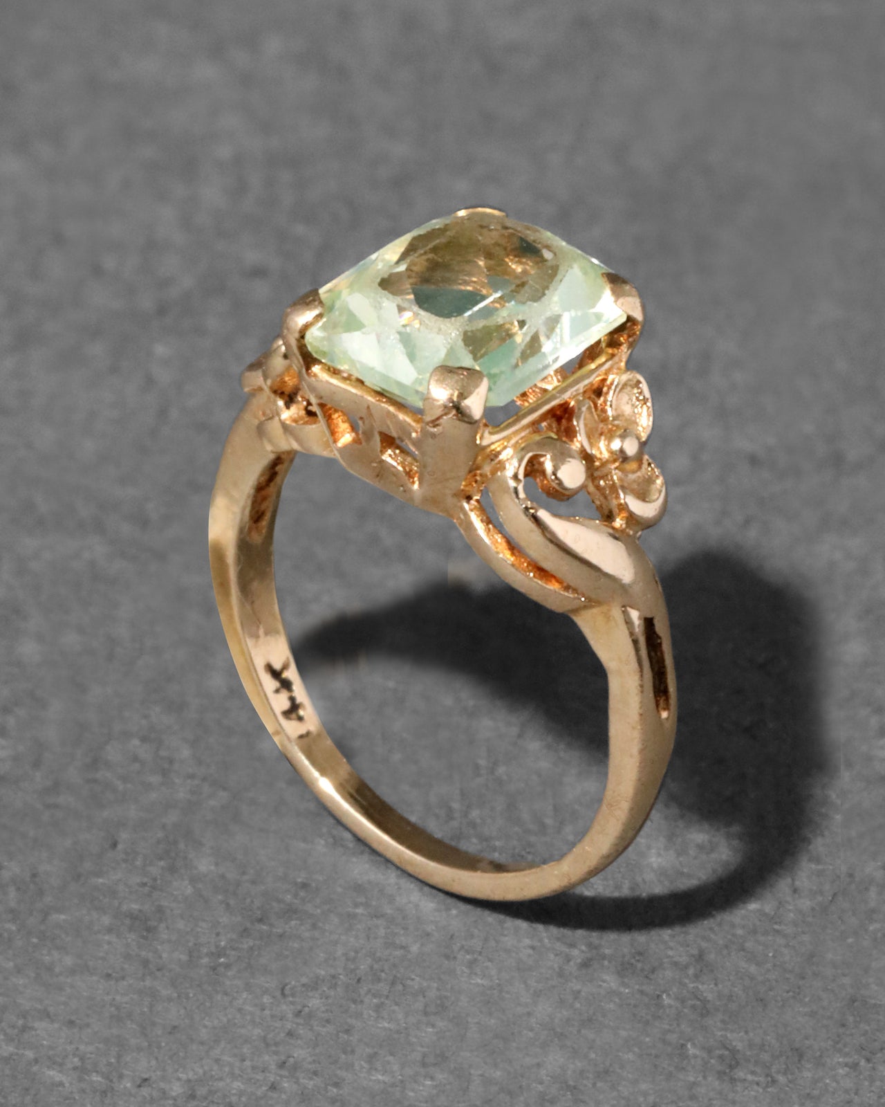 Vintage 1950s 14k Gold & Pale Green Spinel Floral Baby Ring - Photo 2