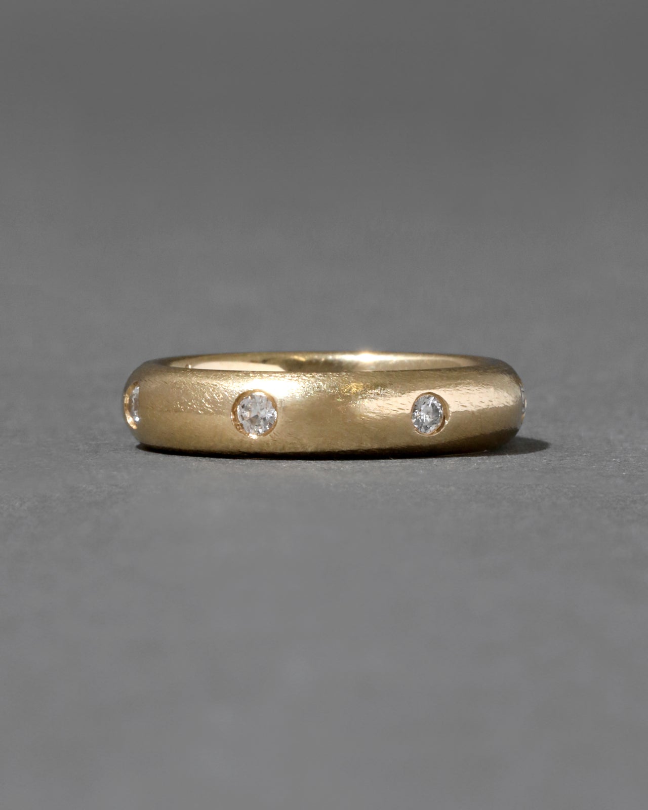 Vintage 18k Gold & Diamond Studded Heavyweight Handmade Domed Band Ring - Photo 2