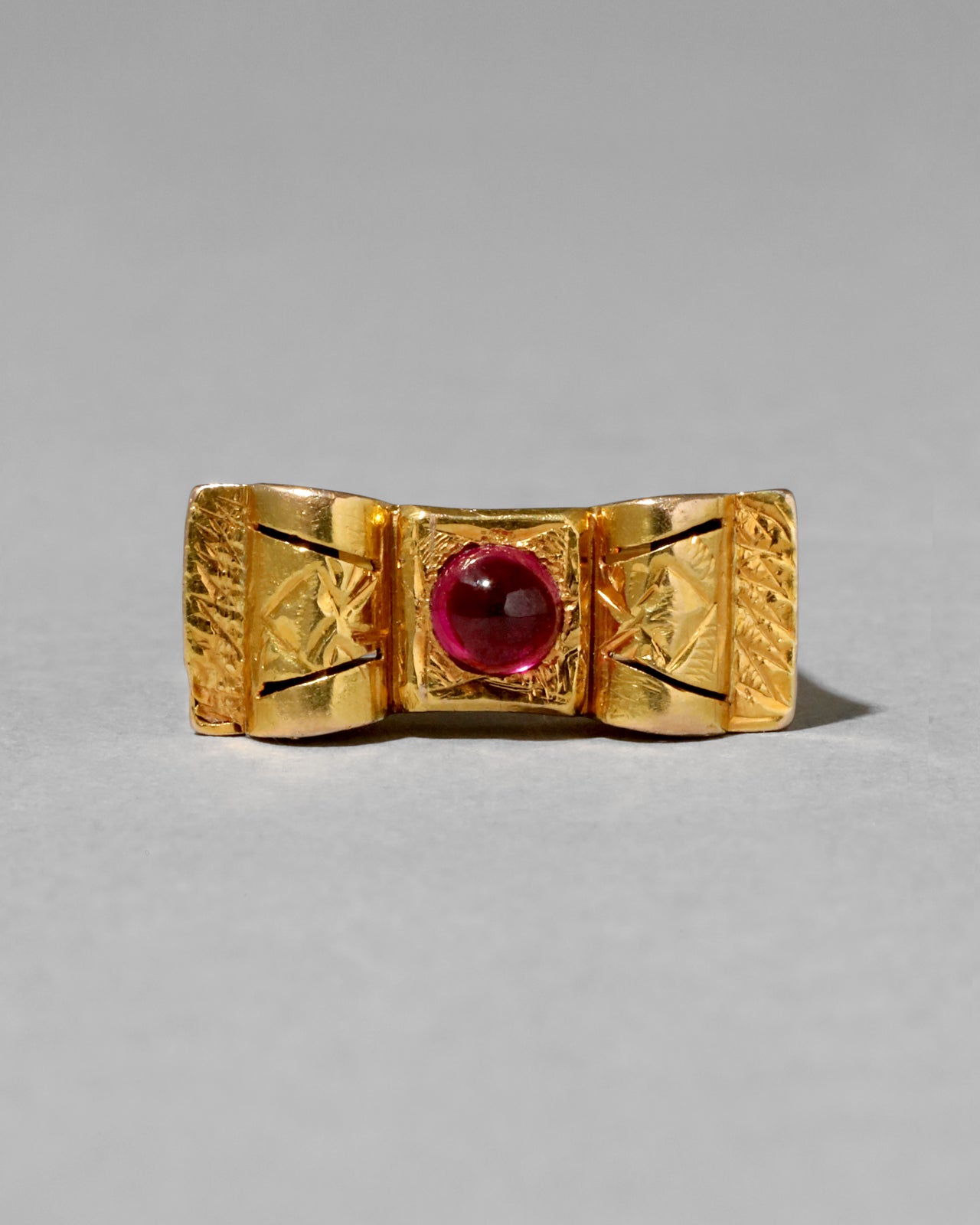 Antique 1800s 20k Gold & Ruby Etruscan Ring - Photo 2
