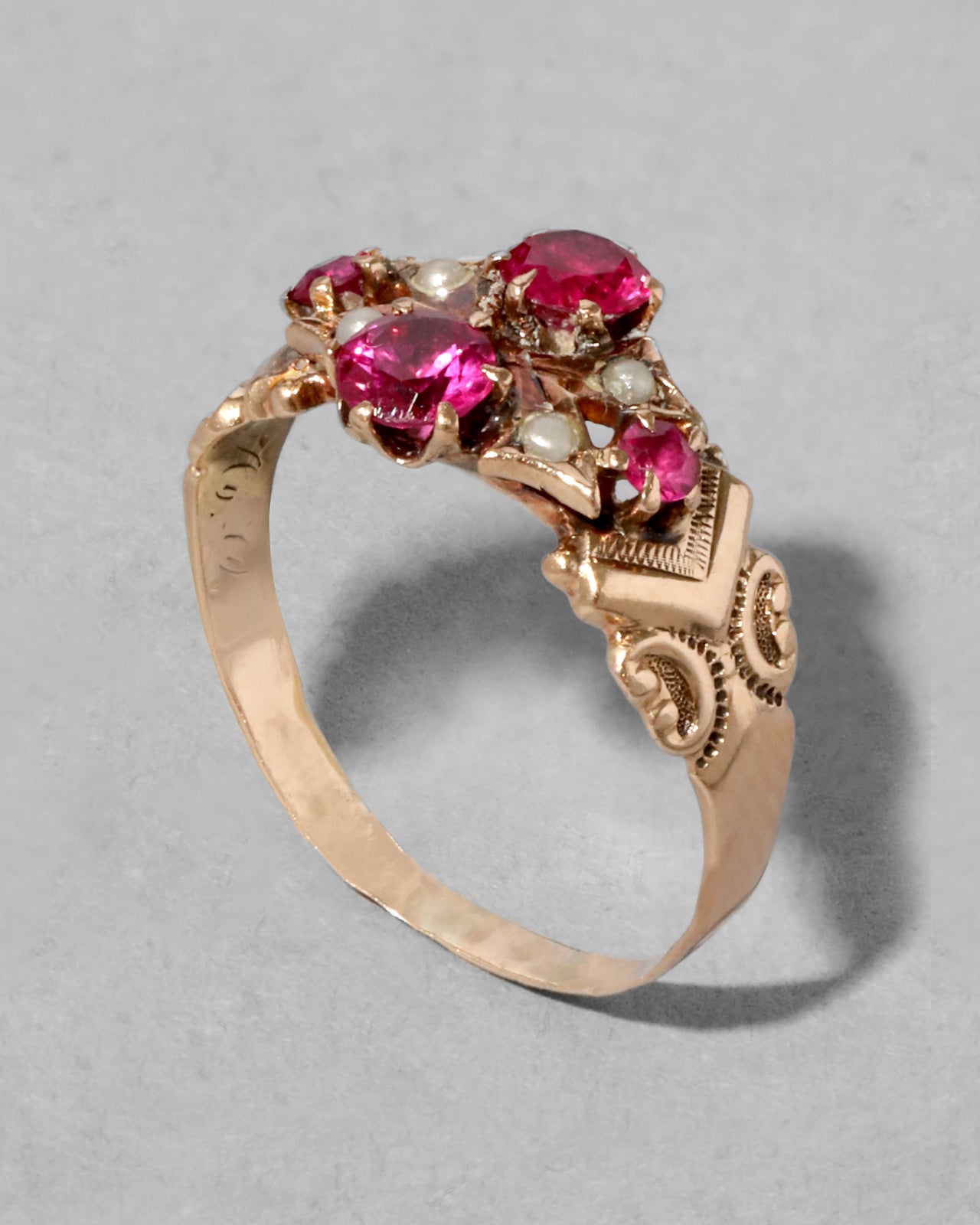 Antique 1800s 10k Gold Hand Engraved Ruby & Seed Pearl Band Ring - Photo 2