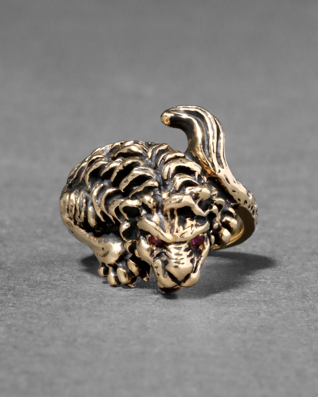 Vintage 1980s 14k Gold Textured Gold Lion Ring with Ruby Eyes - Photo 2