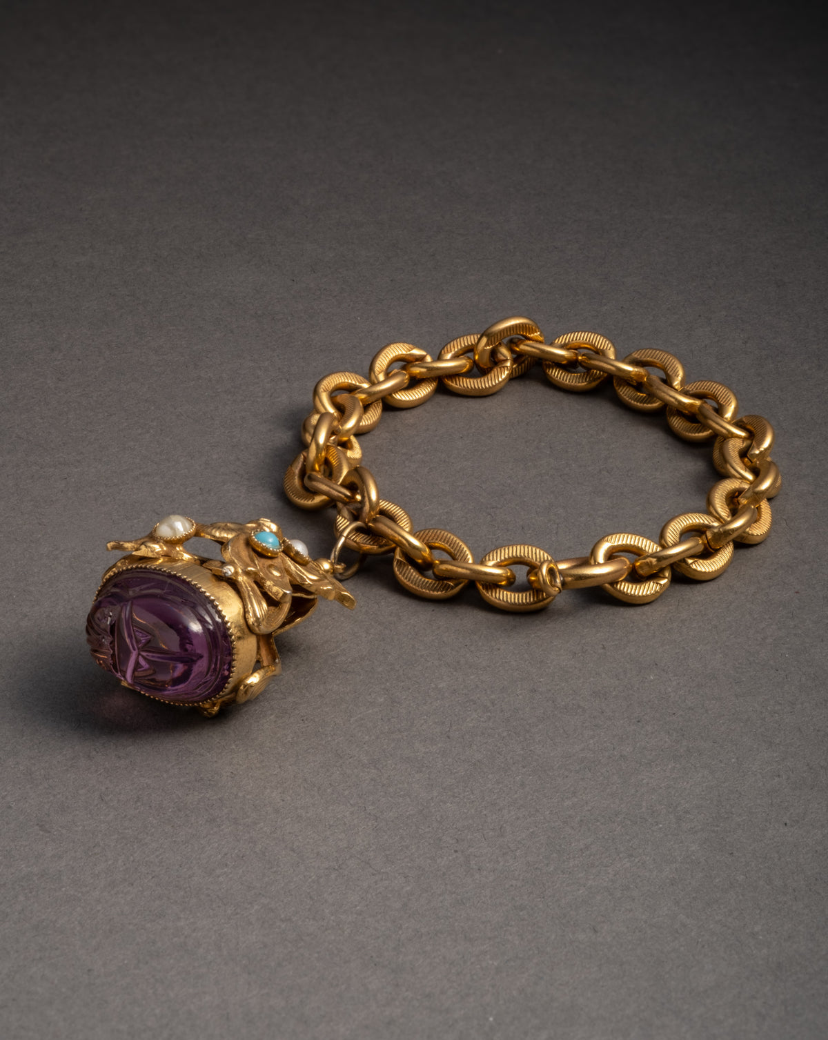 Vintage 1950s 14k Gold Plated Brass Carved Amethyst Scarab Charm Bracelet - Photo 2