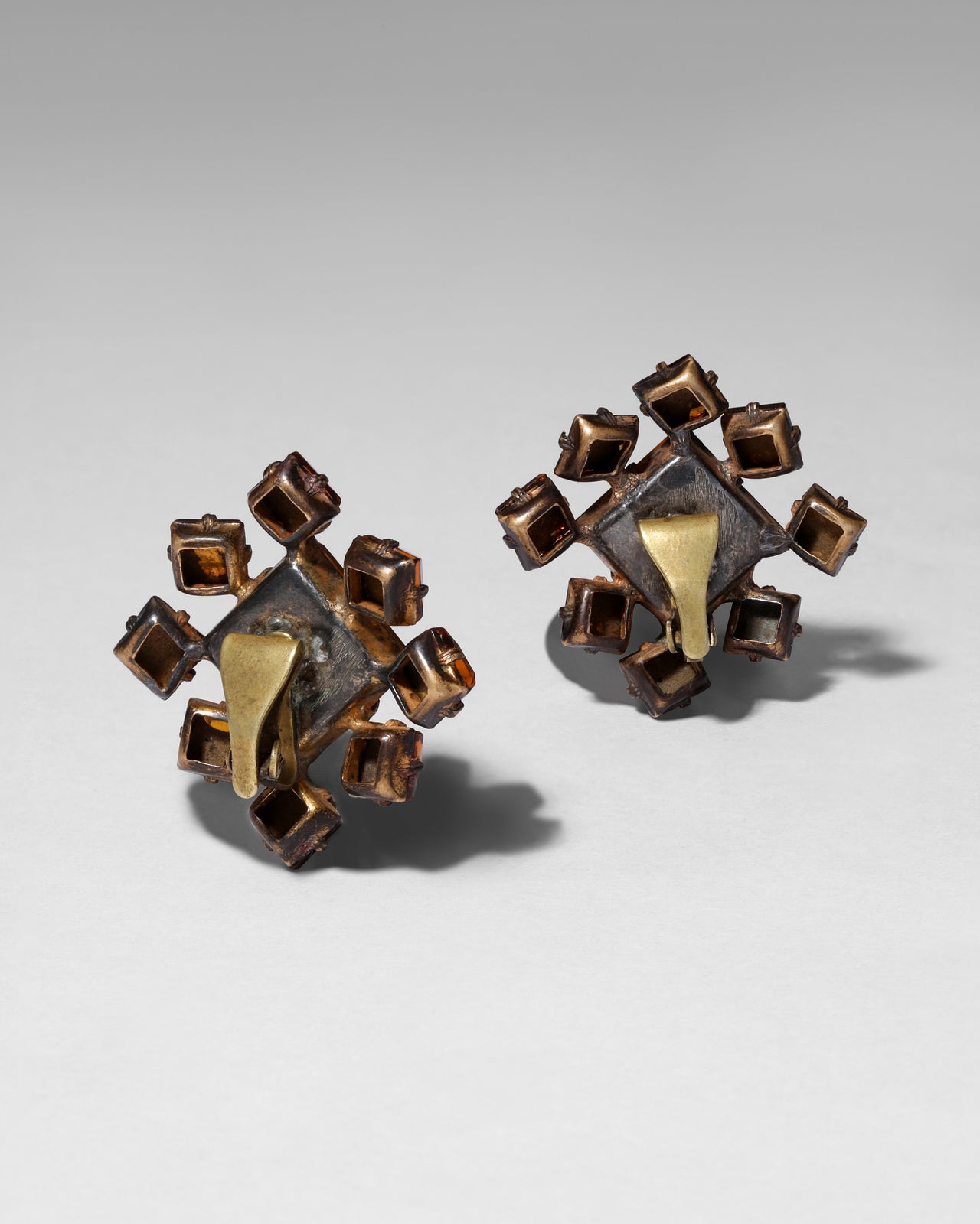 Vintage 1940s Brass & Amber Crystal Clip On Earring - Photo 2