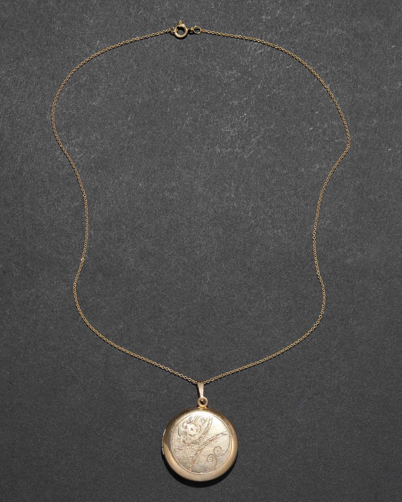 Vintage 1930s 12k Gold Filled Etched Petal Round Locket Necklace - Photo 2