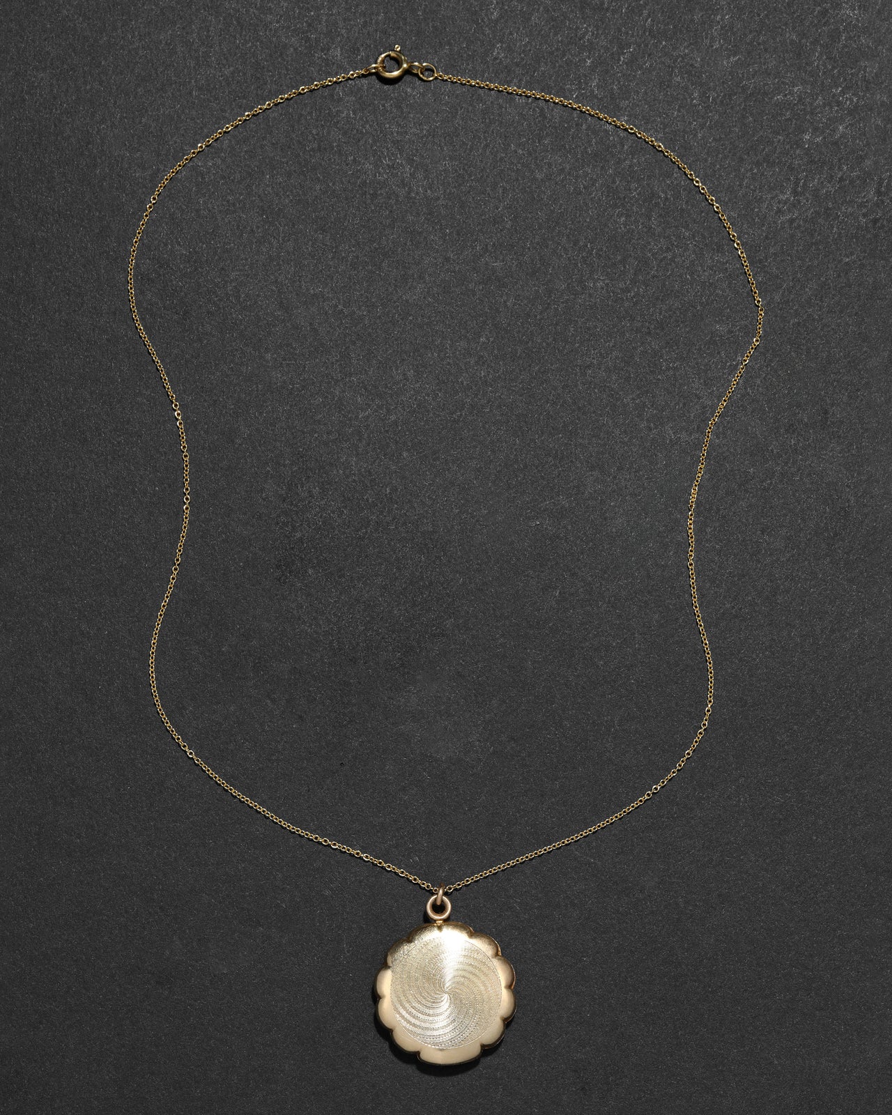 Antique 1920s 12k Gold Filled Etched Floral and Scalloped Edge Locket Necklace - Photo 2