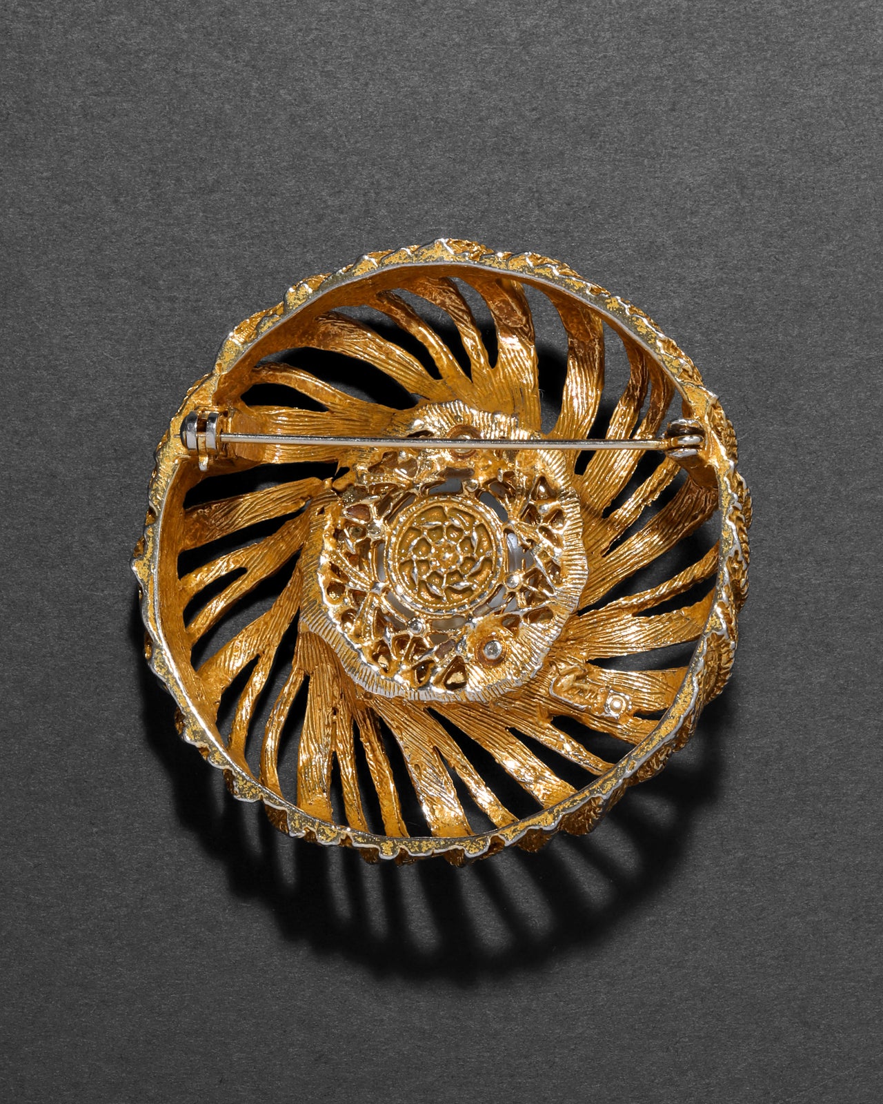 Vintage 1960s Brass Cuori Costume Jewelry Pin - Photo 2