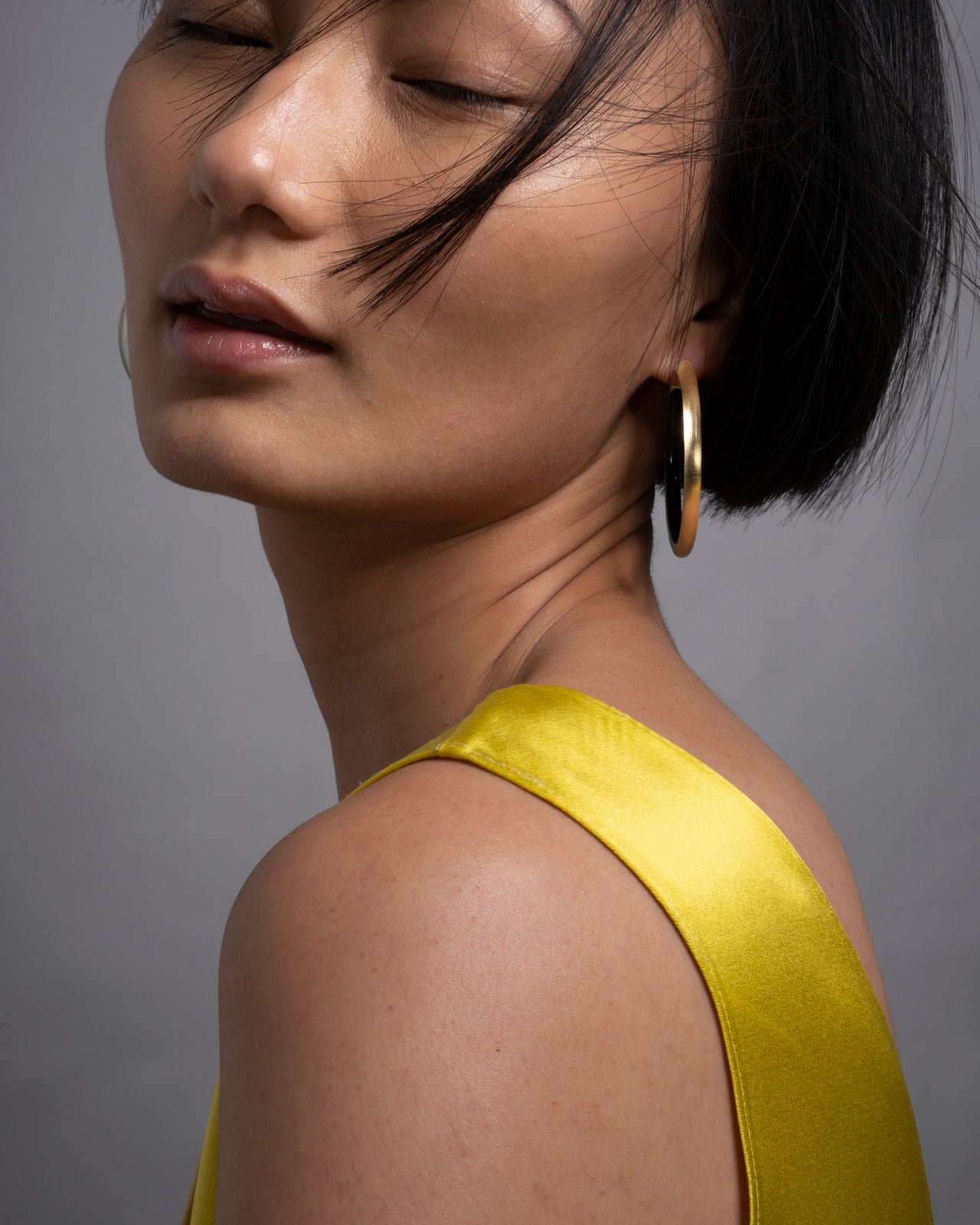 Skinny Lucite Hoop Earring- Gold - Photo 2