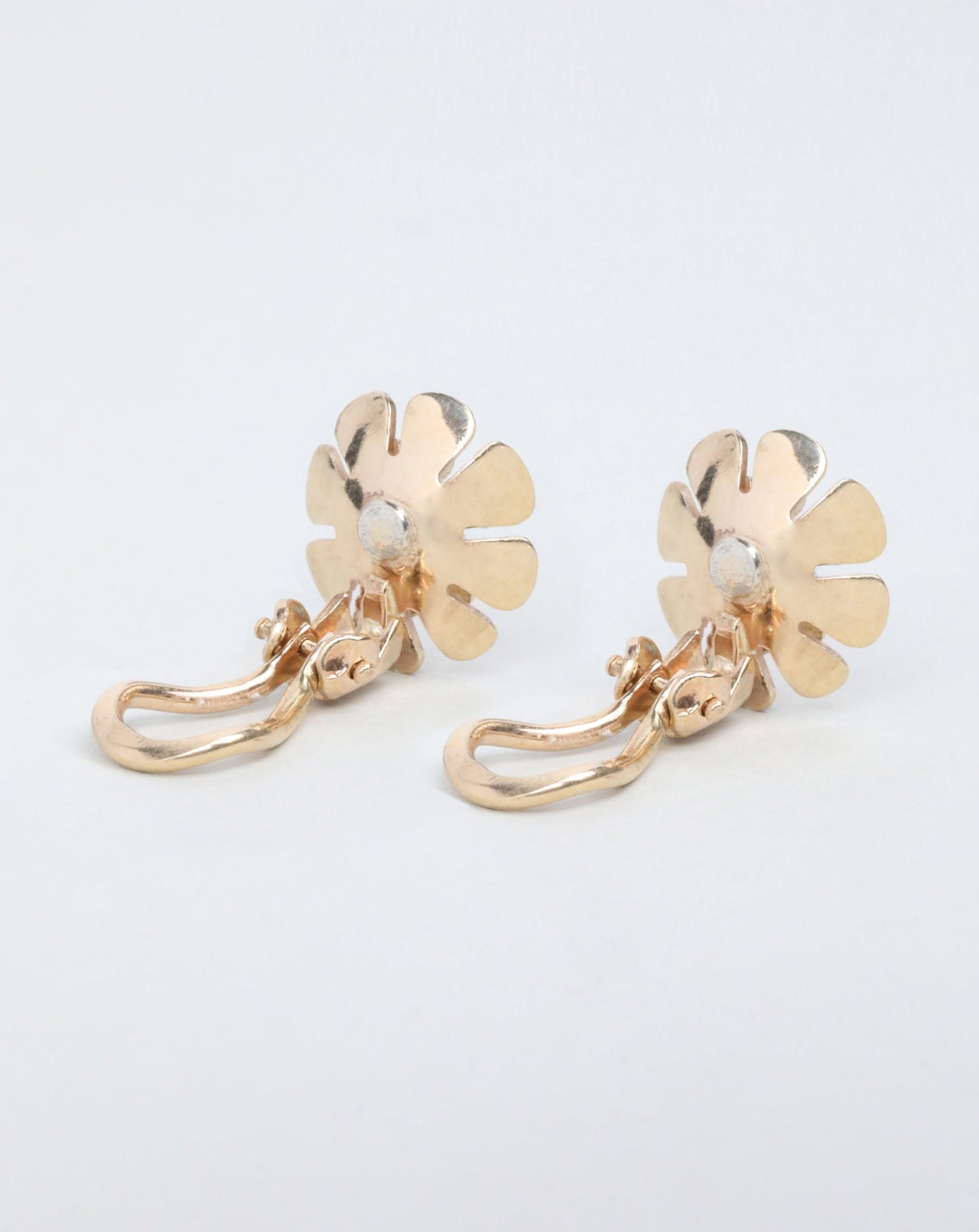 Vintage 14k Gold Petite Flower Clip On Earring - Photo 2